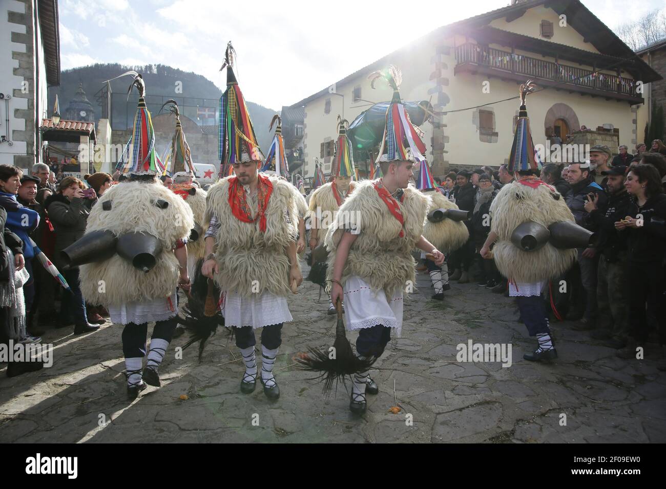 Zubieta, Navarre, Espagne - 28 janvier 2020 : mascarade traditionnel de carnaval Joadunak Banque D'Images