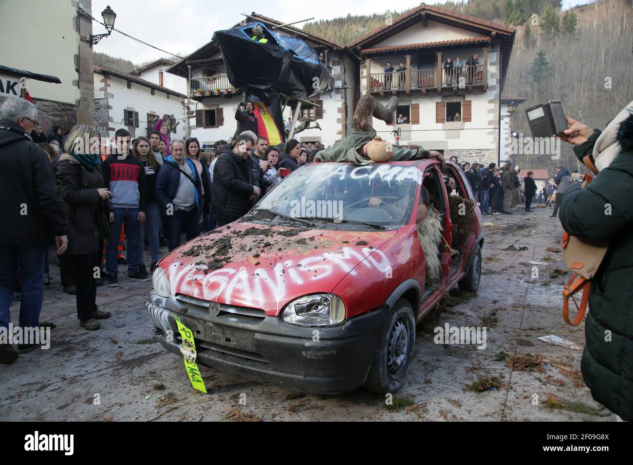 Zubieta, Navarre, Espagne - 28 janvier 2020 : mascarade traditionnel de carnaval Joadunak Banque D'Images