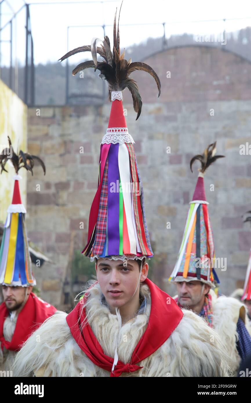 Zubieta, Navarre, Espagne - 28 janvier 2020 : mascarade traditionnel de carnaval Joadunak Banque D'Images