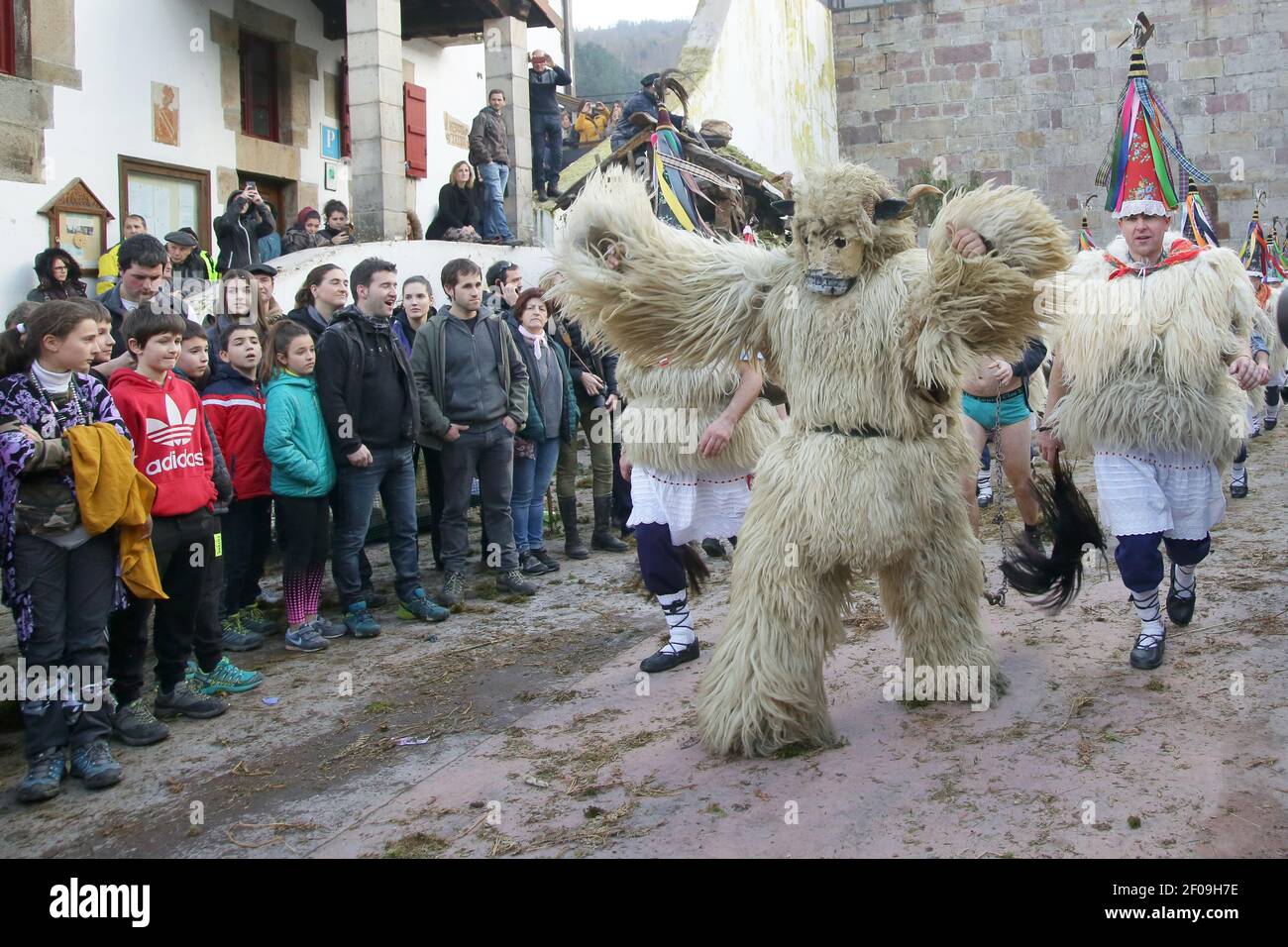 Zubieta, Navarre, Espagne - 28 janvier 2020 : mascarade traditionnel de carnaval Joadunak Banque D'Images