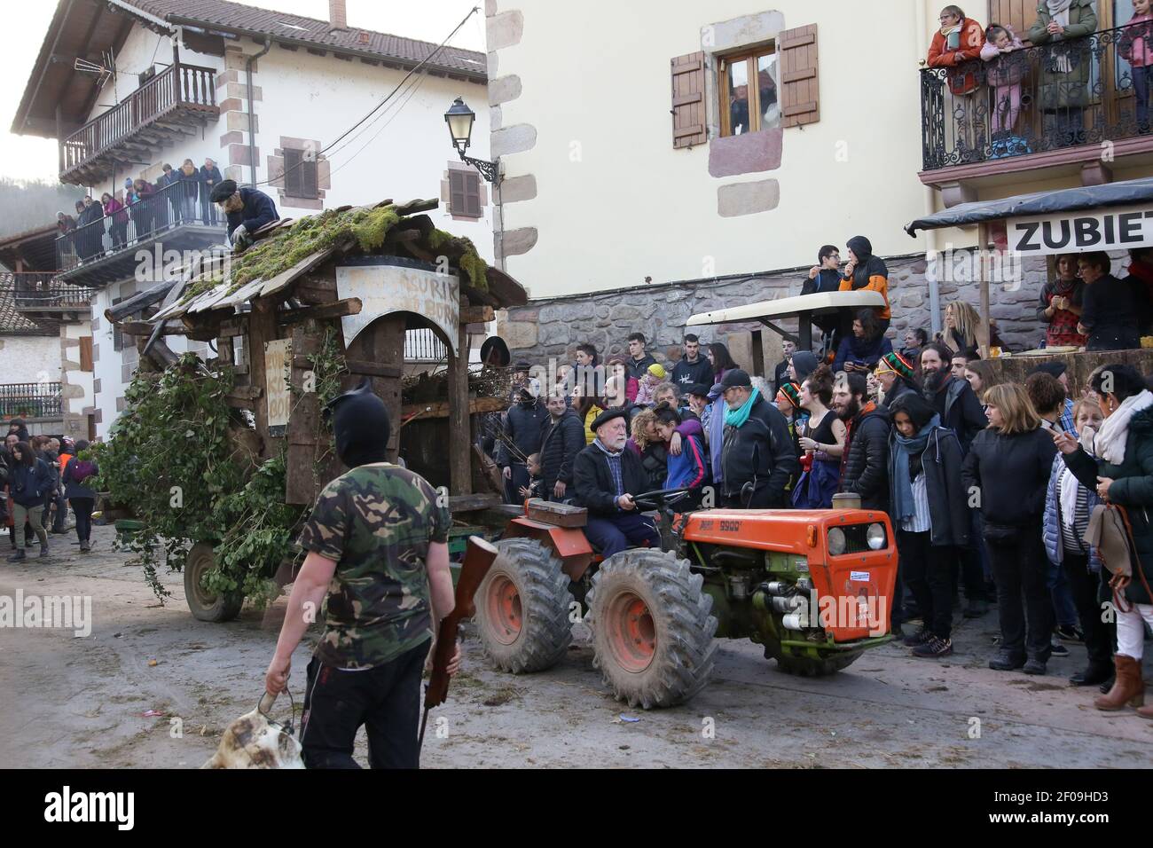 Zubieta, Navarre, Espagne - 28 janvier 2020 : mascarade traditionnel de carnaval Joadunak Banque D'Images