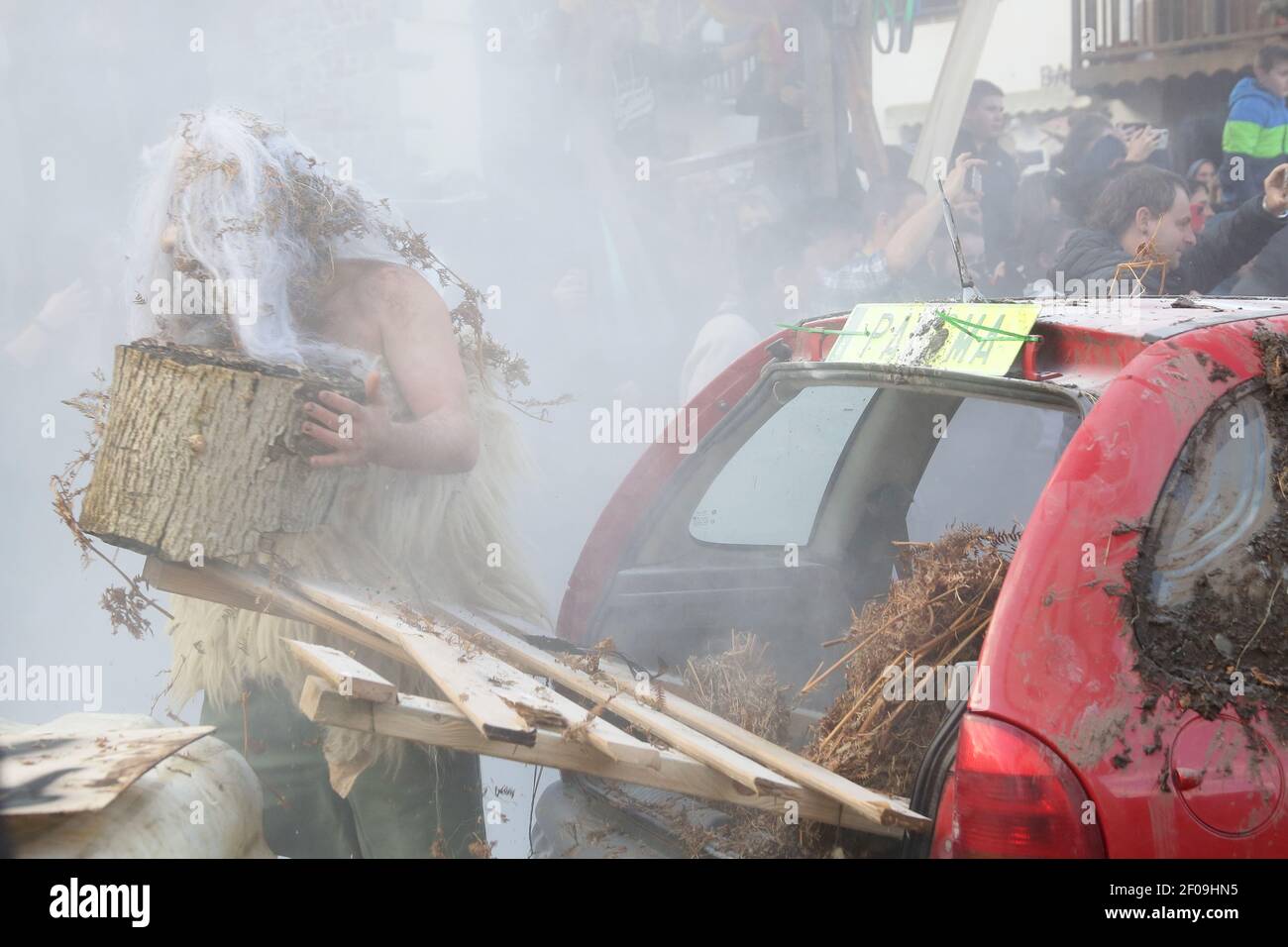 Zubieta, Navarre, Espagne - 28 janvier 2020 : mascarade traditionnel de carnaval Joadunak Banque D'Images