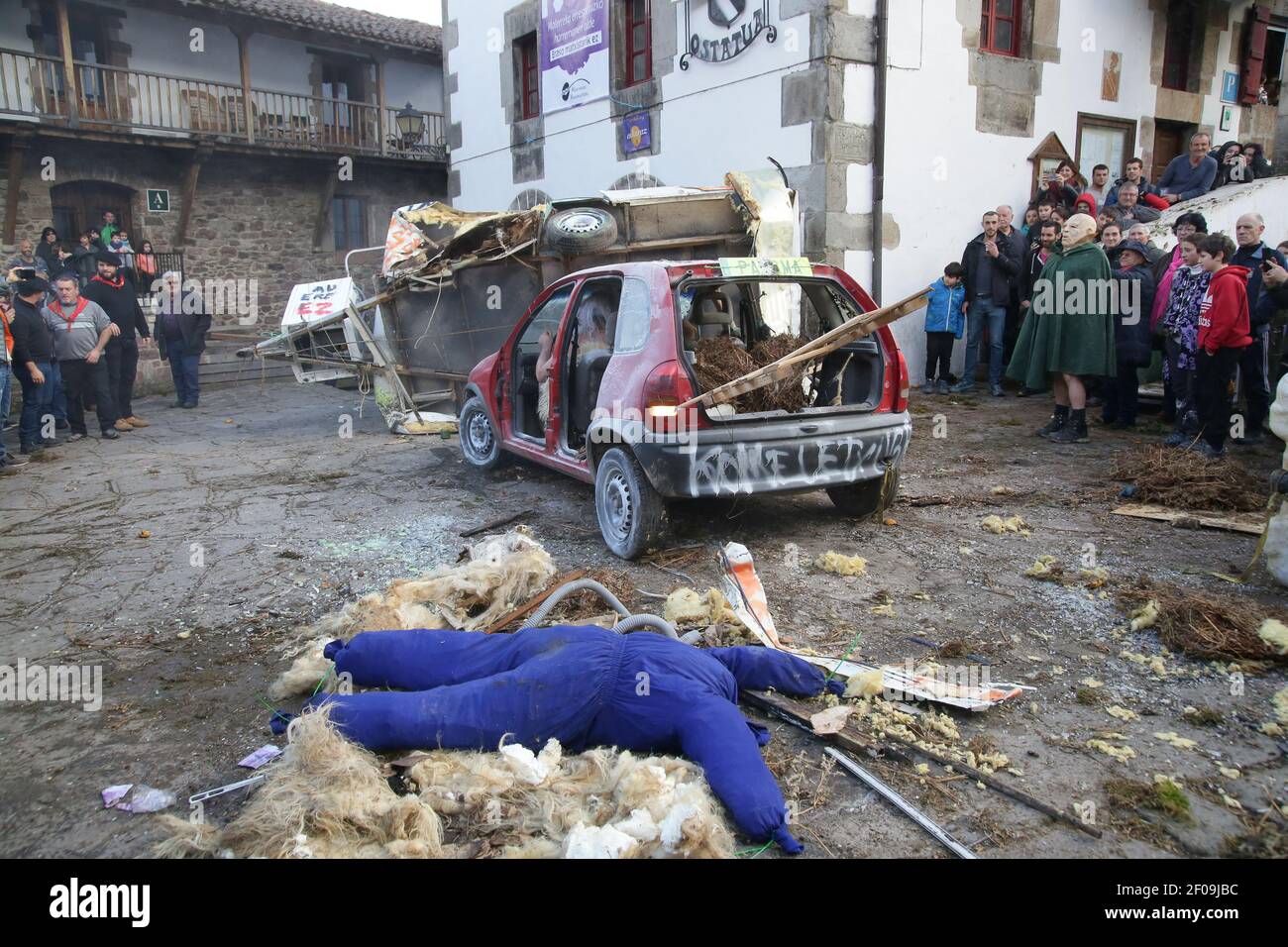 Zubieta, Navarre, Espagne - 28 janvier 2020 : mascarade traditionnel de carnaval Joadunak Banque D'Images