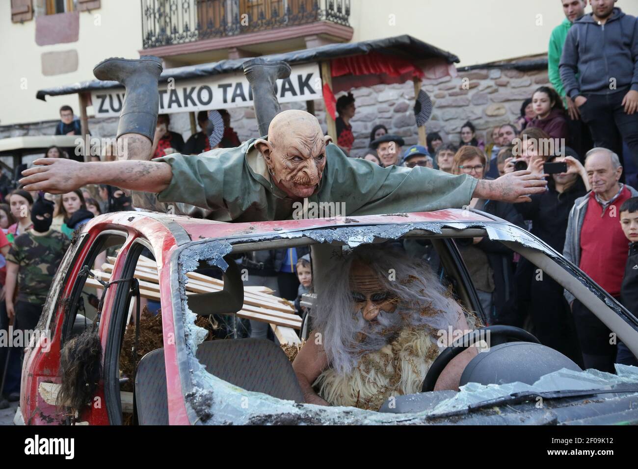 Zubieta, Navarre, Espagne - 28 janvier 2020 : mascarade traditionnel de carnaval Joadunak Banque D'Images