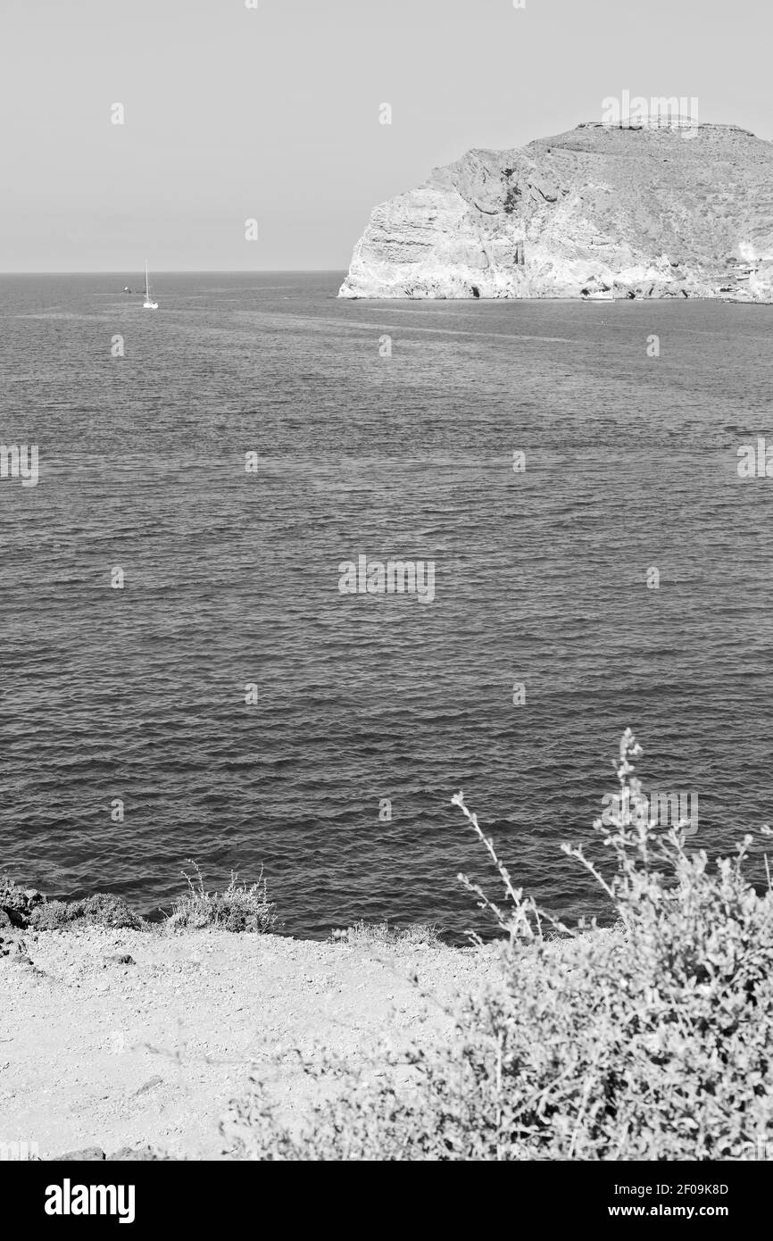 Colline et rochers sur la plage d'été en europe grèce île de santorin Banque D'Images