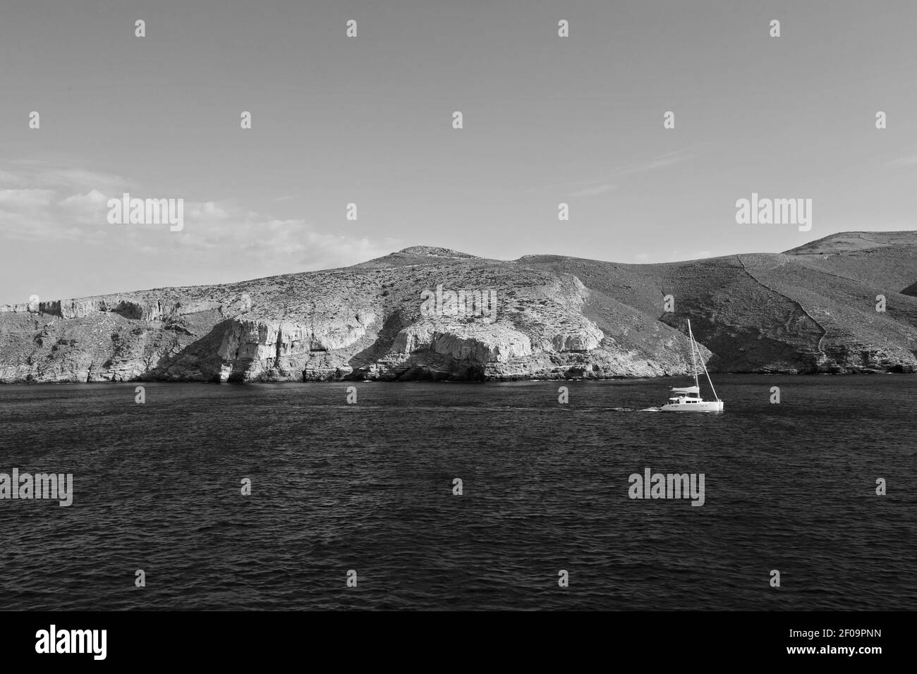 Voile près de la colline et des rochers sur la plage d'été à europe grèce île de santorin Banque D'Images