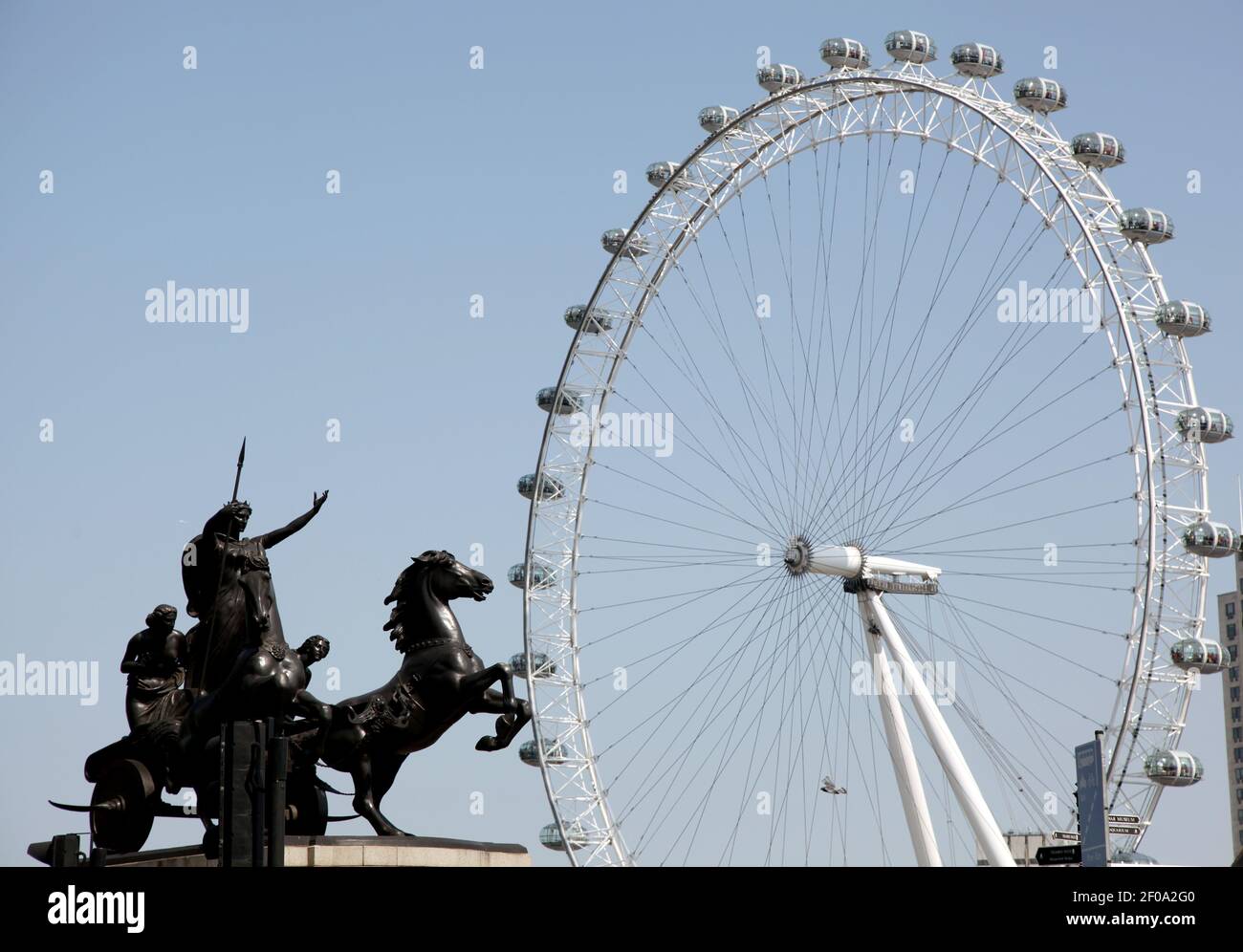 25 avril 2011. Londres, Angleterre. Observation des pods au London Eye on the Thames. La « roue millénaire » est la plus grande roue ferris d'Europe et est l'attraction touristique payante la plus populaire de Grande-Bretagne. Crédit photo: Charlie Varley/Sipa USA Banque D'Images
