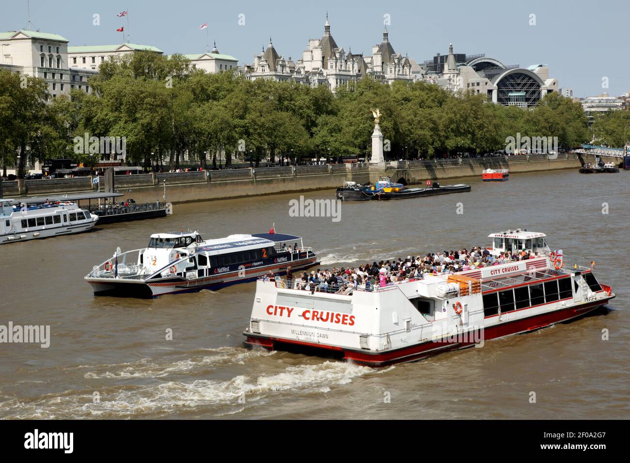 25 avril 2011. Londres, Angleterre. Les bateaux de croisière touristiques font le commerce sur la Tamise à Westminster, près du Parlement et du London Eye. Crédit photo: Charlie Varley/Sipa USA Banque D'Images