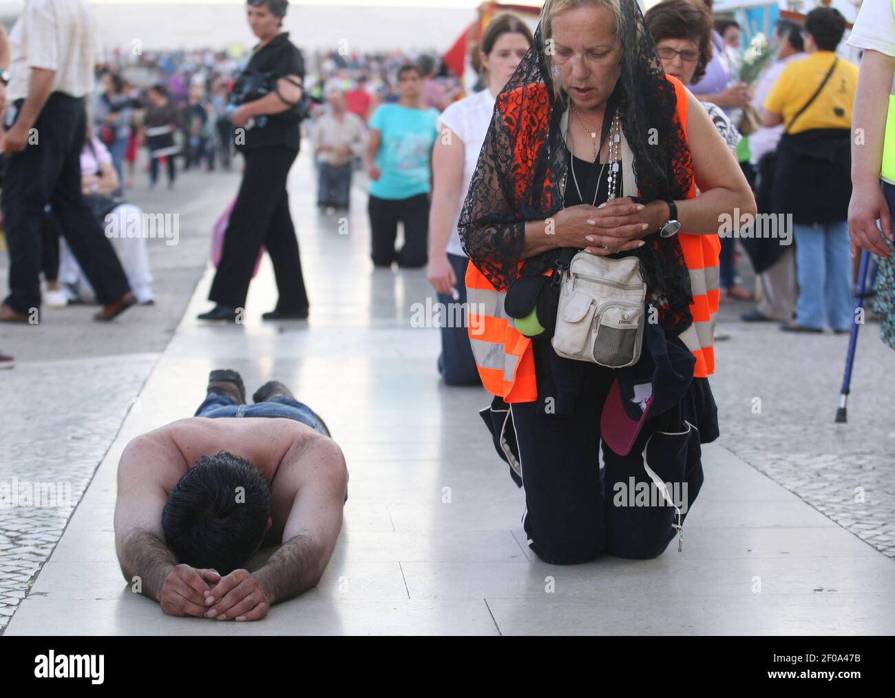 Portugal, fátima : les pèlerins marchent à genoux le long du pavé en face du sanctuaire Saint de Fatima, centre du Portugal, le 12 mai 2011. Des milliers de pèlerins ont convergé sur le sanctuaire de Fatima pour célébrer l'anniversaire du miracle de Fatima lorsque trois enfants de berger ont déclaré avoir vu la Vierge Marie en mai 1917. Le 13 mai 1917 - ( photo de Paulo Amorim/Sipa USA) Banque D'Images