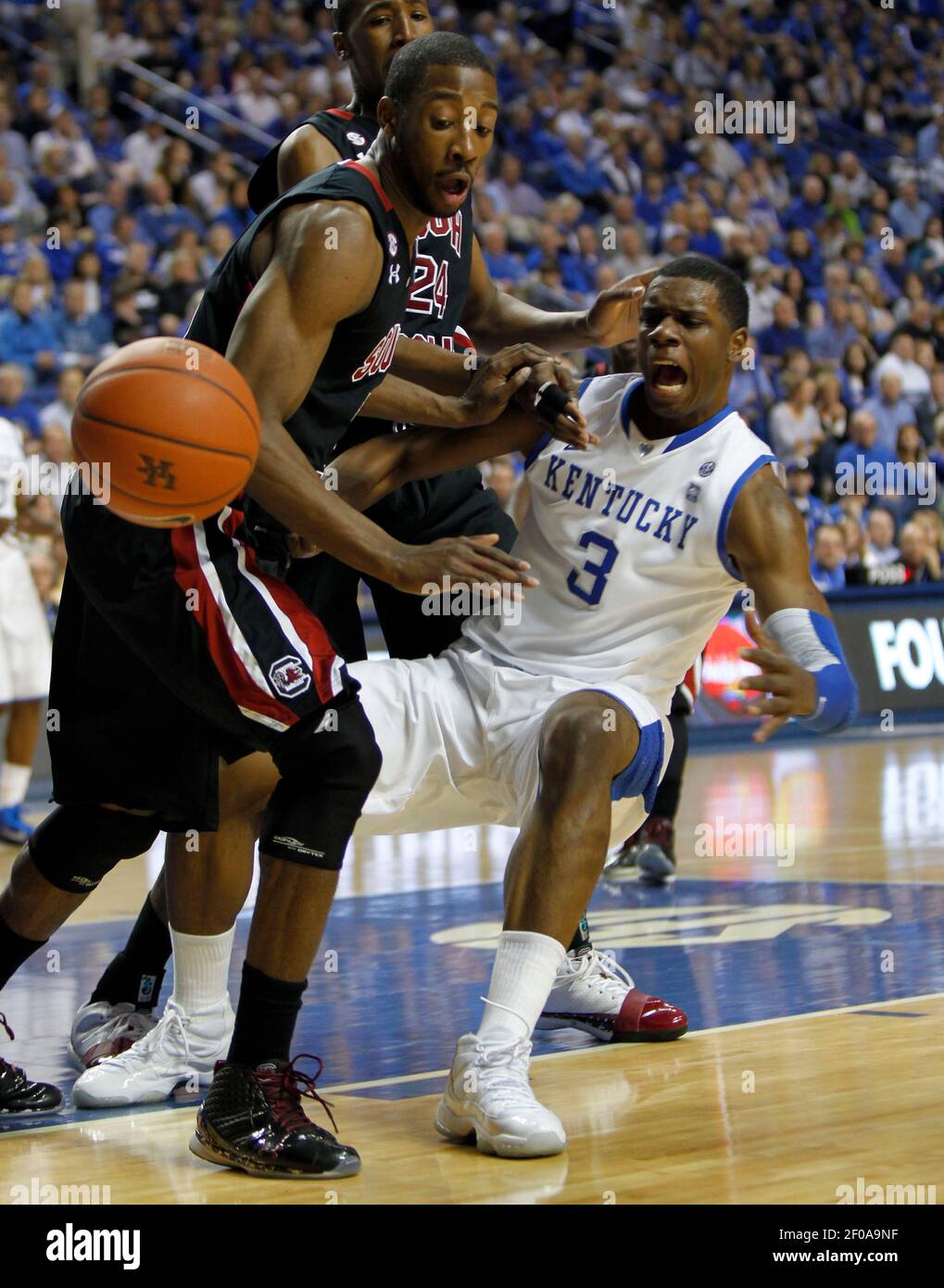 La Caroline du Sud avance Malik Cooke (15) force le Kentucky avance Terrence Jones (3) pour retourner le ballon pendant l'action de jeu à Rupp Arena à Lexington, Kentucky, samedi, 19 février 2011. (Photo de Mark Cornelison/Lexington Herald-leader/MCT/Sipa USA) Banque D'Images