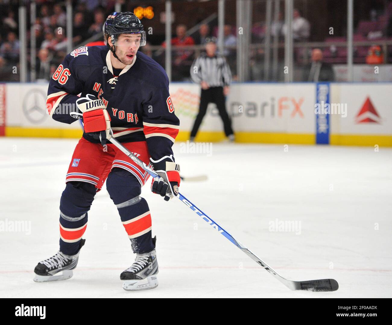 Le Wojtek Wolski des Rangers de New York, dans son premier match avec l'équipe après avoir été acquis dans un commerce avec les Coyotes Phoenix, cherche à faire une passe contre les Canadiens de Montréal pendant la première période au Madison Square Garden à New York le mardi 11 janvier 2011. (Photo de Christopher Pasatieri/Newsday/MCT/Sipa USA) Banque D'Images