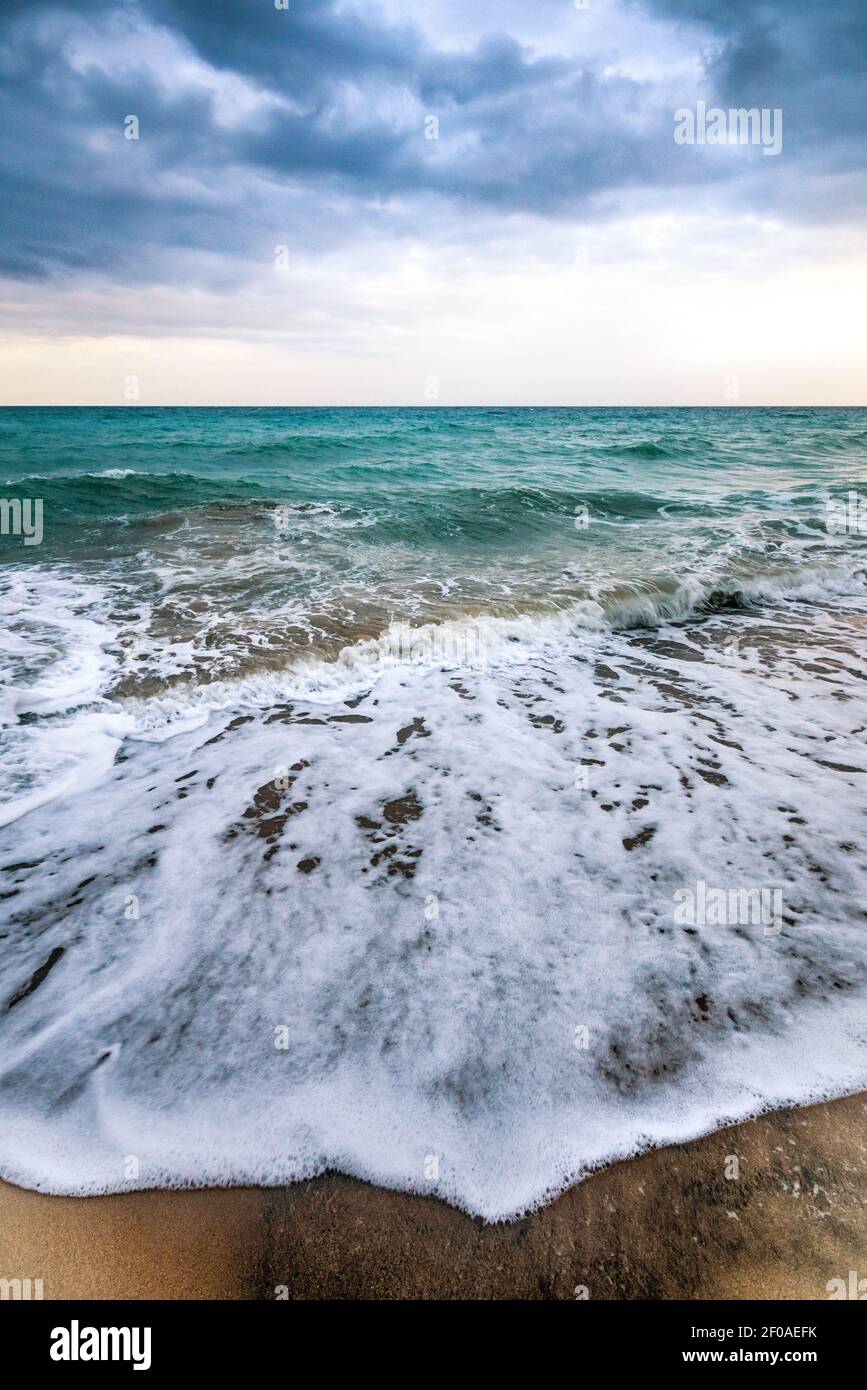 Vacances en bord de mer vagues sur la plage avec ciel bleu et soleil Banque D'Images
