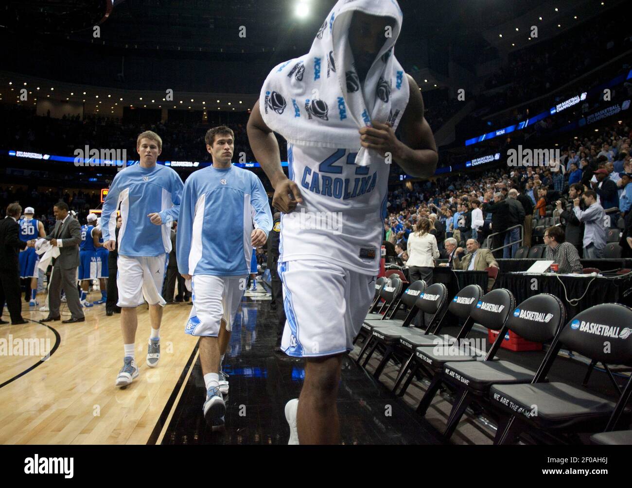 Justin Watts (24) de Caroline du Nord et ses coéquipiers quittent le terrain après leur défaite de 76-69 au Kentucky lors du championnat régional de l'est de la NCAA pour hommes, le dimanche 27 mars 2011, au Prudential Center de Newark, New Jersey. (Photo de Robert Willett/Raleigh News & observer/MCT/Sipa USA) Banque D'Images