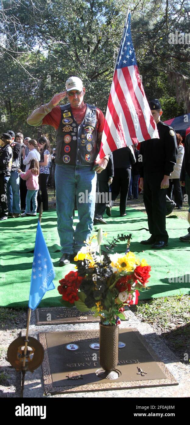 Un membre du Patriot Guard Riders, un club de motos de vétérans, salue le Sgt de l'état-major de l'armée américaine. Robert J. Miller, lors de la cérémonie de dédicace de la Médaille d'honneur de Headstone honorant Miller à Casselberry, Floride, le samedi 22 janvier 2011. Miller a été tué en action en Afghanistan en 2008 et a reçu la Médaille d'honneur à titre posthume du président Barack Obama en octobre 2010. (Photo de Joe Burbank/Orlando Sentinel/MCT/Sipa USA) Banque D'Images