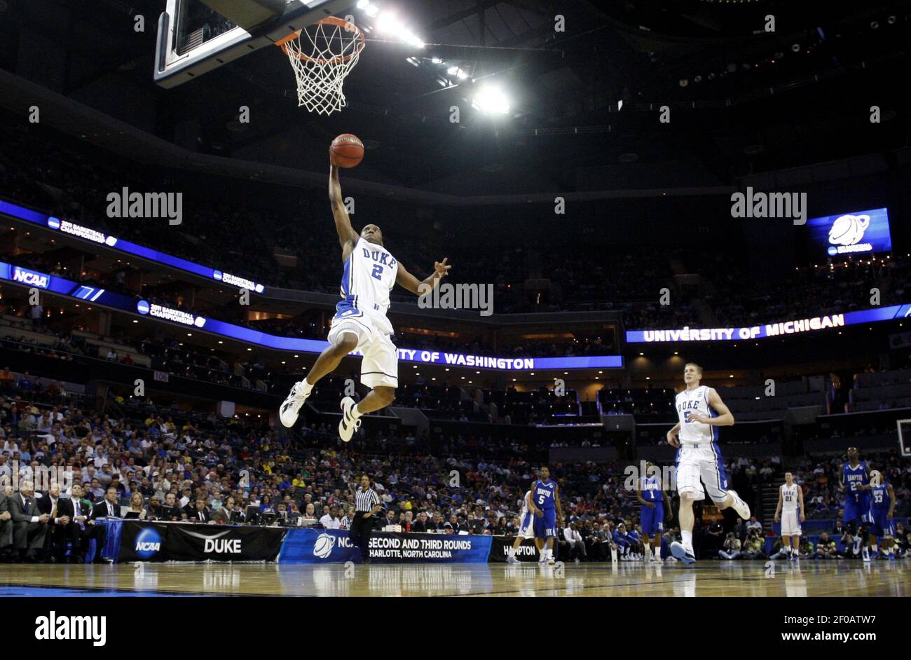 Nolan Smith de Duke (2) se dirige vers le panier contre Hampton dans la deuxième moitié d'un deuxième tour de match dans le championnat de basketball masculin NCAA 2011 à Time Warner Cable Arena à Charlotte, Caroline du Nord, le vendredi 18 mars 2011. Duke a battu Hampton, 87-45. (Photo par Ethan Hyman/Raleigh News & observer/MCT/Sipa USA) Banque D'Images