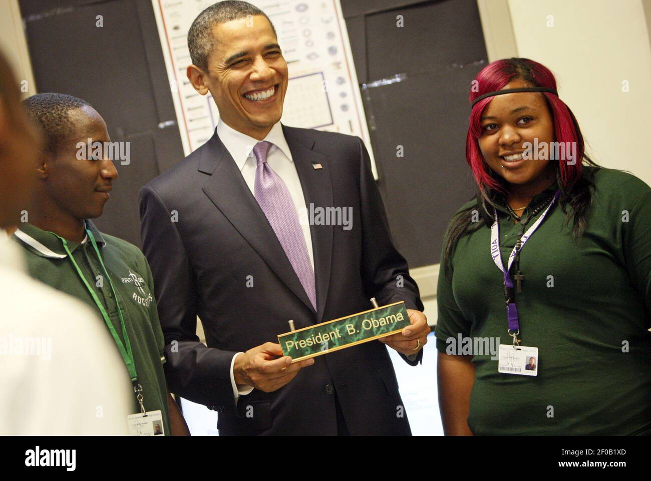 Le président Barack Obama tient fièrement une plaque d'identification pour son bureau qu'un étudiant lui a faite à la Miami Central High School à Miami, Floride, le vendredi 4 mars 2011. À côté de lui est étudiant, Holland Esther, classe de 2010. (Photo par Emily Michot/Miami Herald/MCT/Sipa USA) Banque D'Images