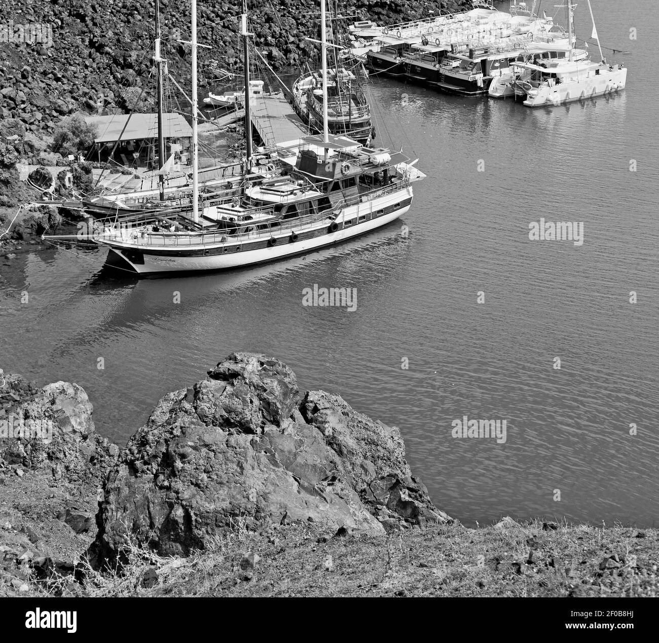 Colline et rochers sur la plage d'été en europe grèce île de santorin Banque D'Images