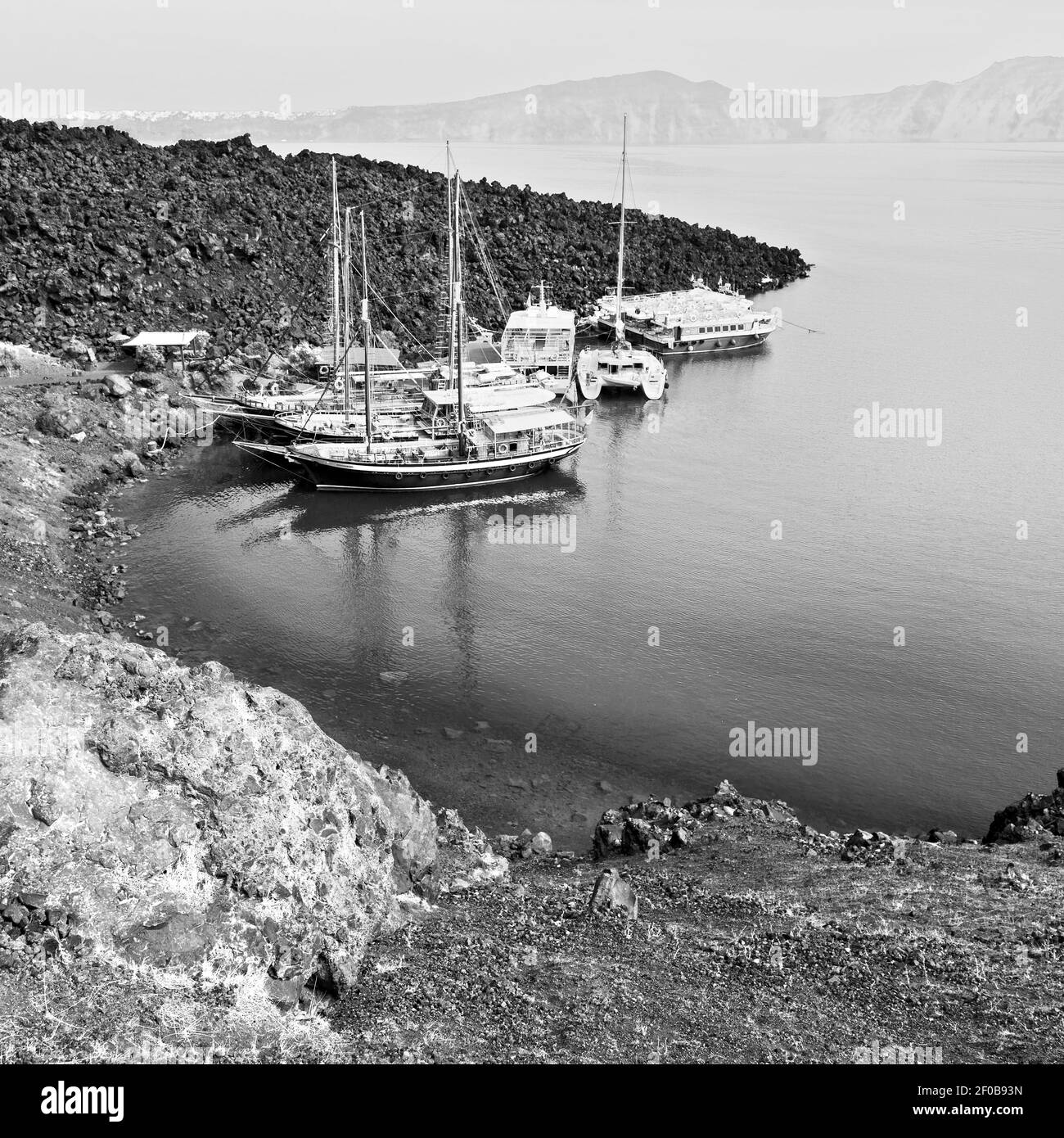 Colline et rochers sur la jetée en été Banque D'Images