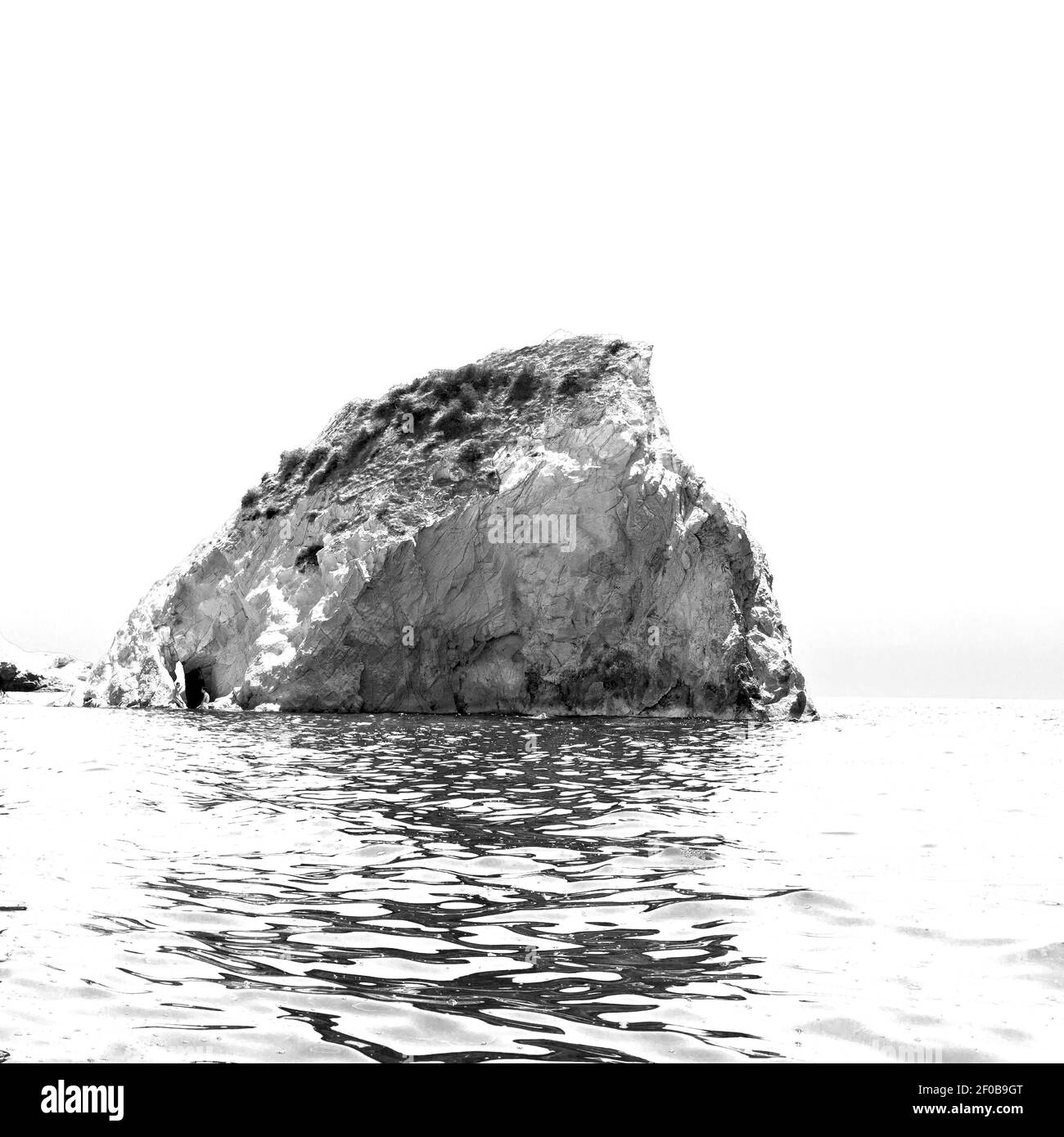 Colline et rochers sur la plage d'été en europe grèce île de santorin Banque D'Images