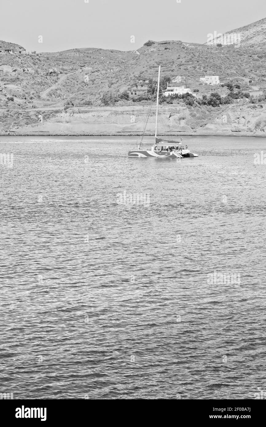 Colline et rochers sur la plage d'été en europe grèce île de santorin Banque D'Images