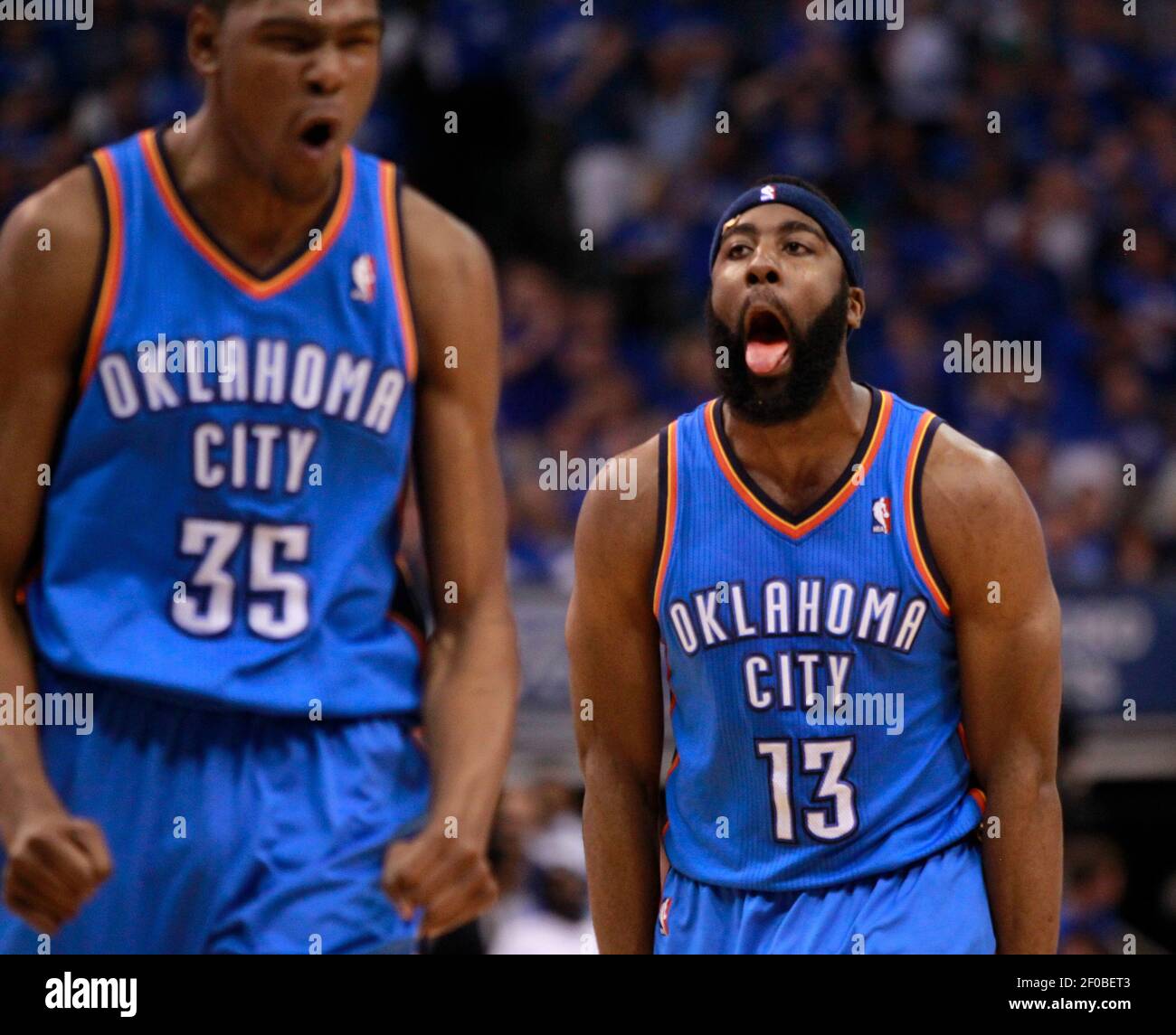 James Harden (13) et Kevin durant (35) d'Oklahoma City Thunder réagissent après que Harden a tiré 3 points en fin de quart contre les Dallas Mavericks lors du deuxième match des finales de la Conférence de l'Ouest de la NBA au American Airlines Center de Dallas, Texas, le jeudi 19 mai 2011. Le tonnerre a prévalu, 106-100, même à la série à 1-1. (Photo de Ron Jenkins/fort Worth Star-Telegram/MCT/Sipa USA) Banque D'Images