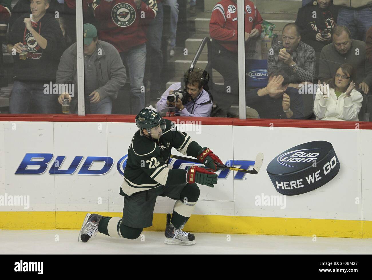 Le Clutterbuck Cal du Minnesota Wild célèbre son but raccourci dans la deuxième période contre les Penguins de Pittsburgh au Xcel Energy Center à St. Paul, Minnesota, le mardi 18 octobre 2011. Pittsburgh a battu le Minnesota, 4-2. (Photo de Jeff Wheeler/Minneapolis Star Tribune/MCT/Sipa USA) Banque D'Images