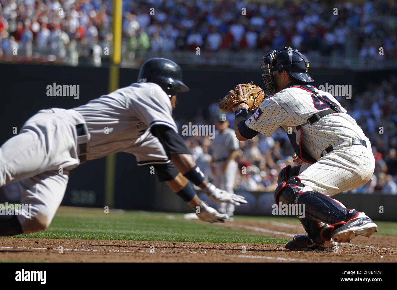 Le capiste Drew Butera, un grand catcher de Minnesota Twins, est en retard avec le TAG, alors que Curtis Granderson des New York Yankees a terminé une course à domicile à l'intérieur du parc au septième stade de Target Field à Minneapolis, Minnesota, le dimanche 21 août 2011. Tosoni l'a fait en toute sécurité à la première base sur l'erreur. Les Yankees ont gagné, 3-0. (Photo de Richard Tsong-Taatarii/Minneapolis Star Tribune/MCT/Sipa USA) Banque D'Images