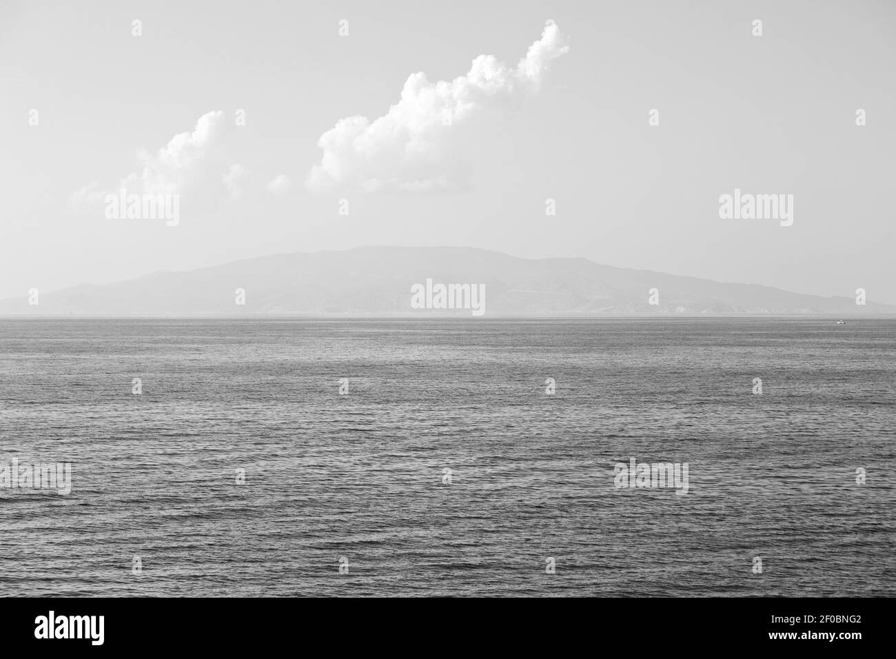 Colline et rochers sur la plage d'été en europe grèce île de santorin Banque D'Images