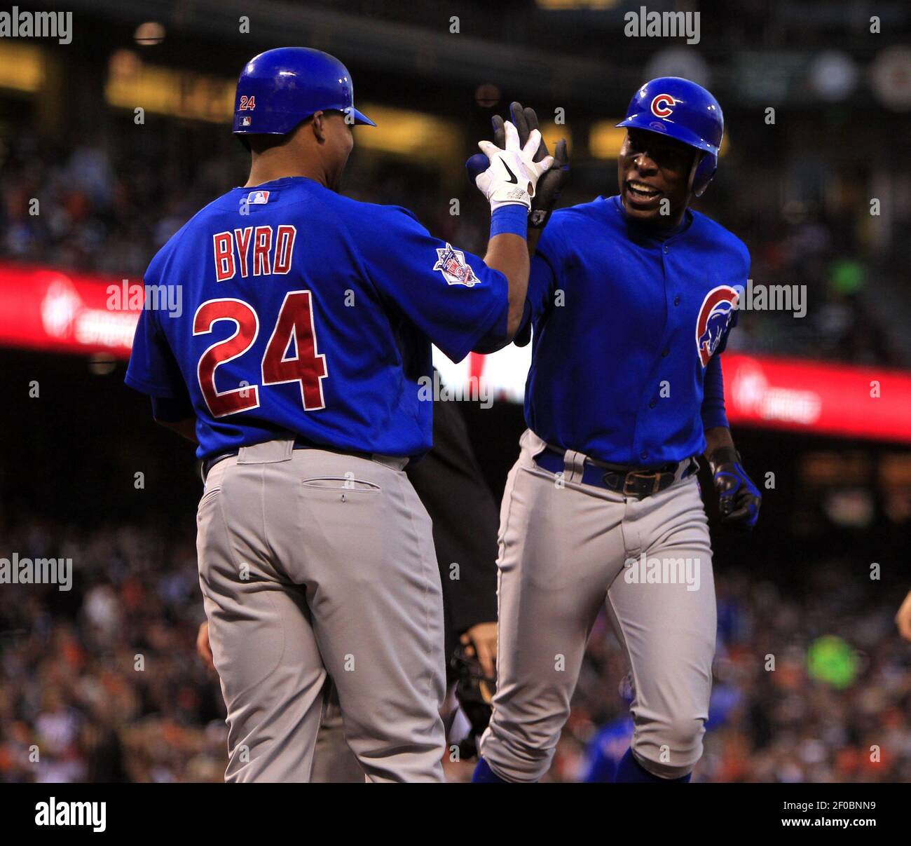 Cubs de Chicago Alfonso Soriano (12) High-fives Cubs de Chicago Marlon Byrd (24) après que Soriano ait fait une course en solo contre les Giants de San Francisco dans le deuxième repas à AT&T Park à San Francisco, Californie, le mardi 30 août 2011. (Nhat V. Meyer/San Jose Mercury News/MCT/Sipa USA) Banque D'Images