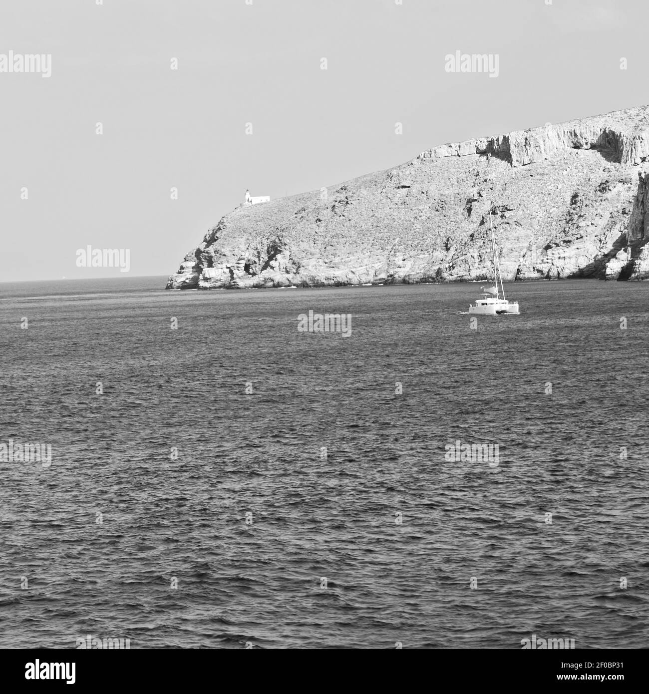 Voile près de la colline et des rochers sur la plage d'été à europe grèce île de santorin Banque D'Images