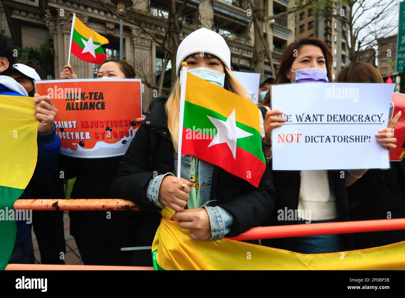 Taipri, Taipei, Taïwan. 7 mars 2021. Un résident birman à Taiwan détient un drapeau national du Myanmar lors d'une congrégation contre le coup d'État militaire au Myanmar près de l'Institut américain à Taiwan. L’assemblée, avec la participation de dizaines de Birmans, a pour objectif de demander l’aide du gouvernement américain pour l’escalade de la violence et des meurtres au Myanmar et de demander aux forces militaires de démissionner. Crédit : Daniel CEng Shou-Yi/ZUMA Wire/Alay Live News Banque D'Images