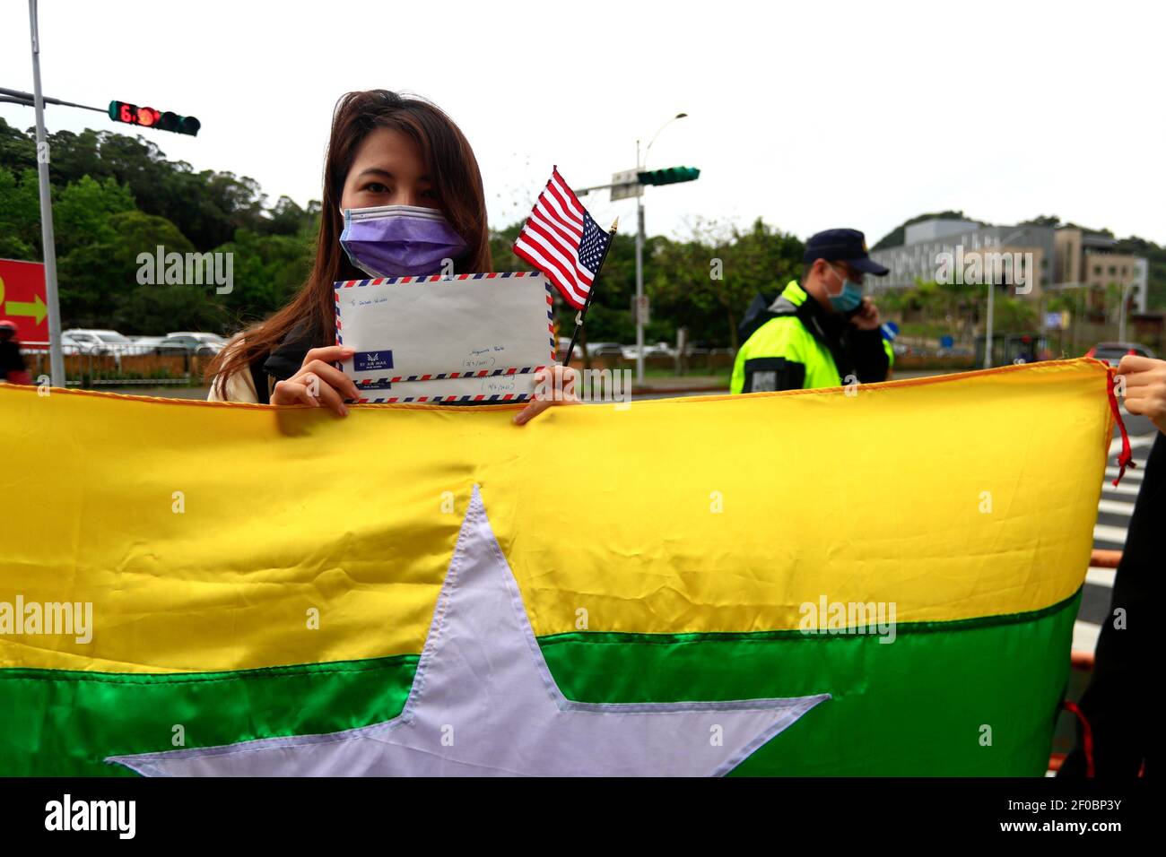 Taipri, Taipei, Taïwan. 7 mars 2021. Un résident birman à Taiwan détient un drapeau national américain lors d'une congrégation contre le coup d'État militaire au Myanmar près de l'Institut américain à Taiwan. L’assemblée, avec la participation de dizaines de Birmans, a pour objectif de demander l’aide du gouvernement américain pour l’escalade de la violence et des meurtres au Myanmar et de demander aux forces militaires de démissionner. Crédit : Daniel CEng Shou-Yi/ZUMA Wire/Alay Live News Banque D'Images