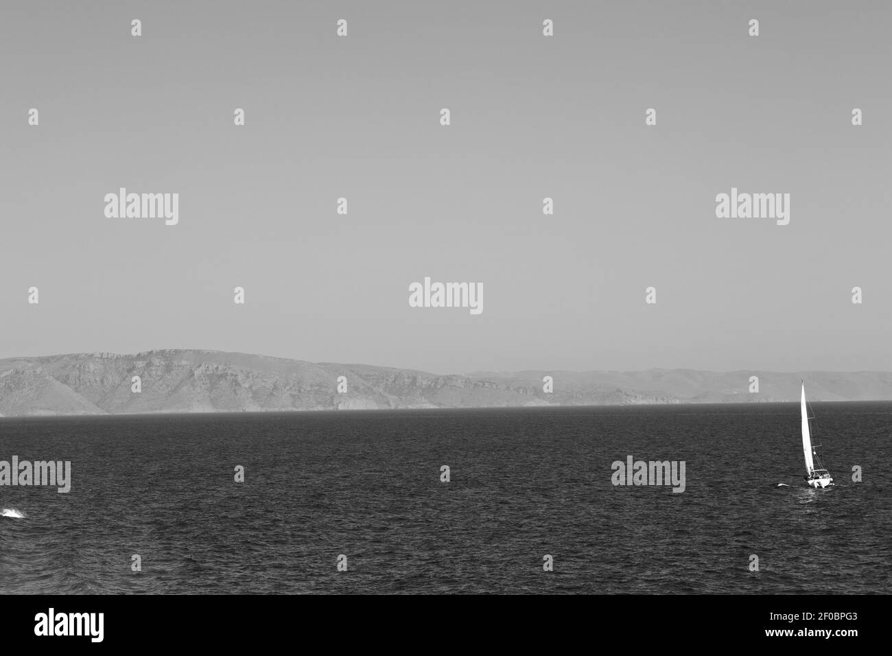 Voile près de la colline et des rochers sur la plage d'été à europe grèce île de santorin Banque D'Images