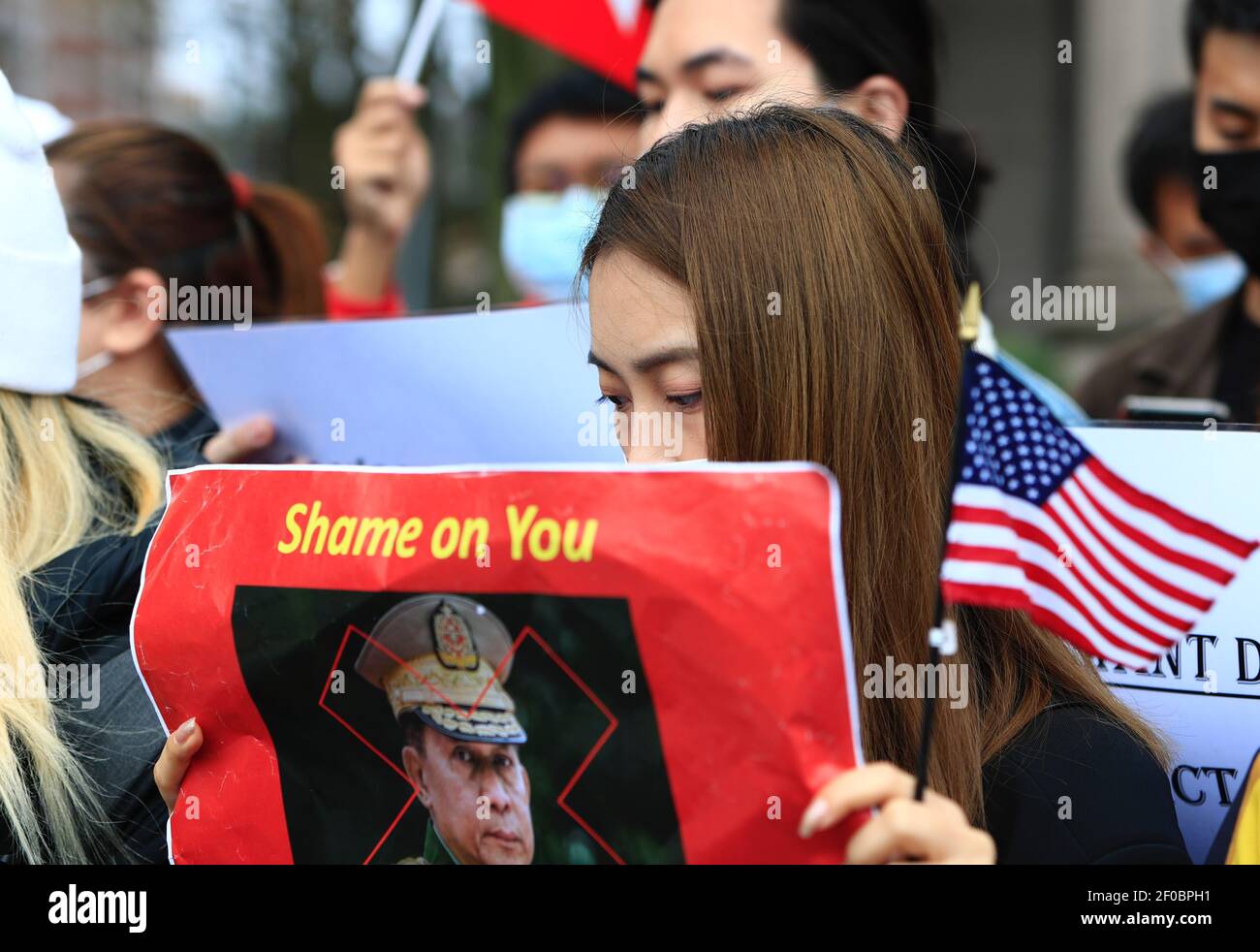 Taipri, Taipei, Taïwan. 7 mars 2021. Un résident birman à Taiwan détient un drapeau national américain lors d'une congrégation contre le coup d'État militaire au Myanmar près de l'Institut américain à Taiwan. L’assemblée, avec la participation de dizaines de Birmans, a pour objectif de demander l’aide du gouvernement américain pour l’escalade de la violence et des meurtres au Myanmar et de demander aux forces militaires de démissionner. Crédit : Daniel CEng Shou-Yi/ZUMA Wire/Alay Live News Banque D'Images