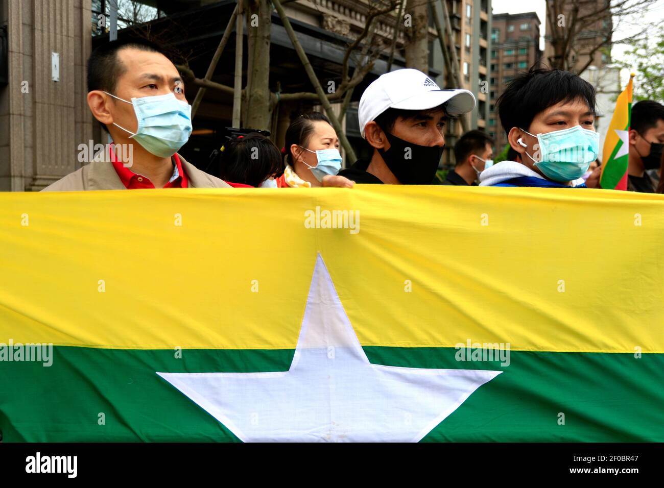 Taipri, Taipei, Taïwan. 7 mars 2021. Les résidents birmans de Taïwan détiennent un drapeau national du Myanmar lors d'une congrégation contre le coup d'État militaire au Myanmar près de l'Institut américain de Taïwan. L’assemblée, avec la participation de dizaines de Birmans, a pour objectif de demander l’aide du gouvernement américain pour l’escalade de la violence et des meurtres au Myanmar et de demander aux forces militaires de démissionner. Crédit : Daniel CEng Shou-Yi/ZUMA Wire/Alay Live News Banque D'Images