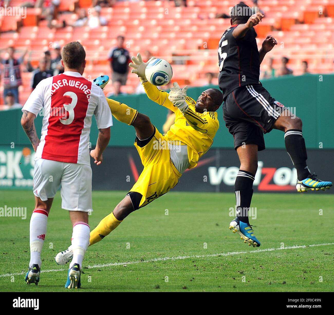 Kenneth Vermeer, gardien de but de l'AFC Ajax, au centre, fait une économie contre le défenseur Uni de D.C. Ethan White (15), à droite, pendant la deuxième moitié de l'action dans un amical international au stade RFK à Washington, D.C., le dimanche 22 mai 2011. Ajax a vaincu United, 2-1. (Photo par Chuck Myers/MCT/Sipa USA) Banque D'Images