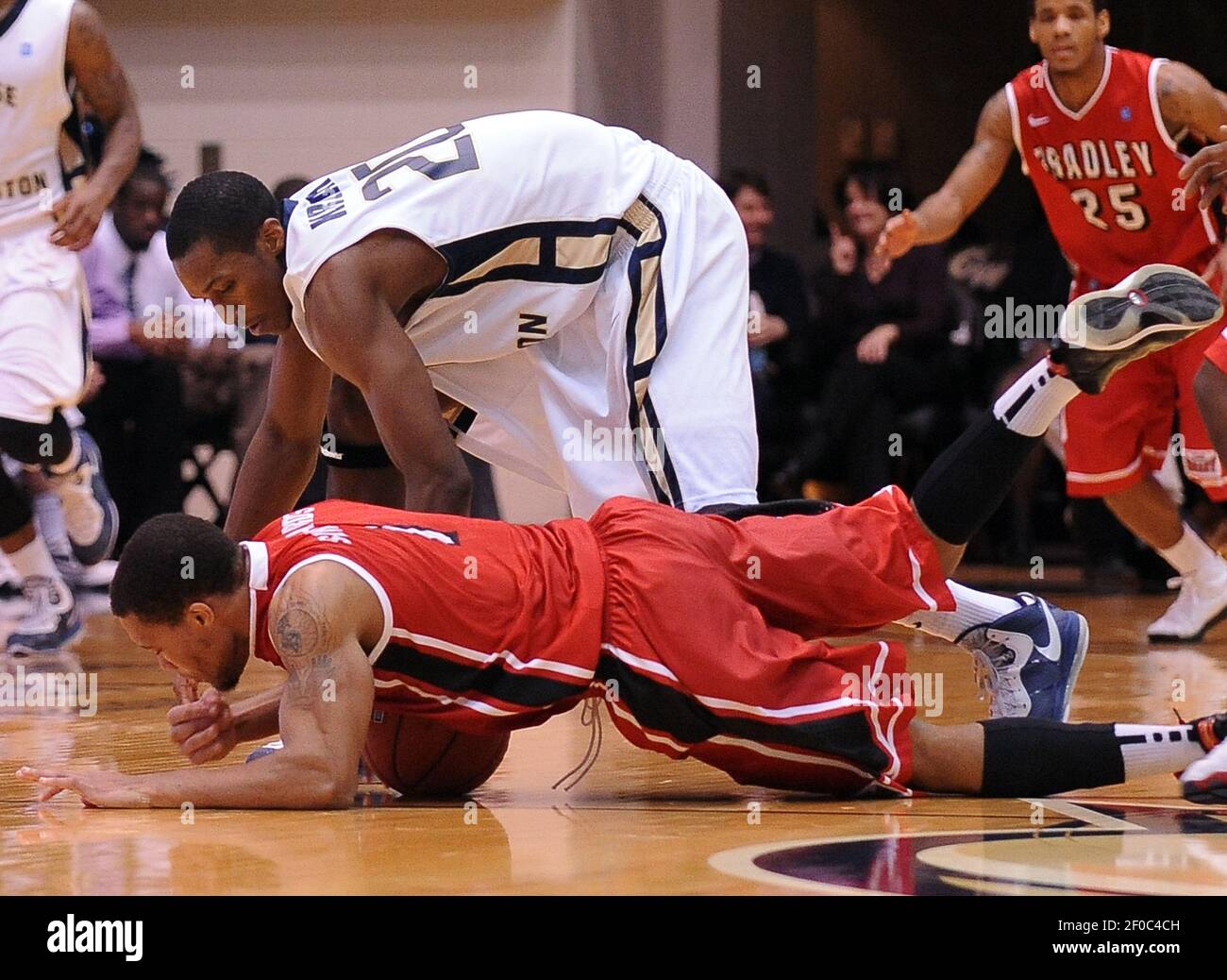 Le garde de Bradley Dyricus Simms-Edwards (1) et le garde/avant de George Washington Lasan Kromah (20) se bousculent pour une balle lâche pendant la deuxième moitié au Smith Center à Washington, D.C., le jeudi 15 décembre 2011. Bradley a battu GWU, 67-66. (Photo par Chuck Myers/MCT/Sipa USA) Banque D'Images