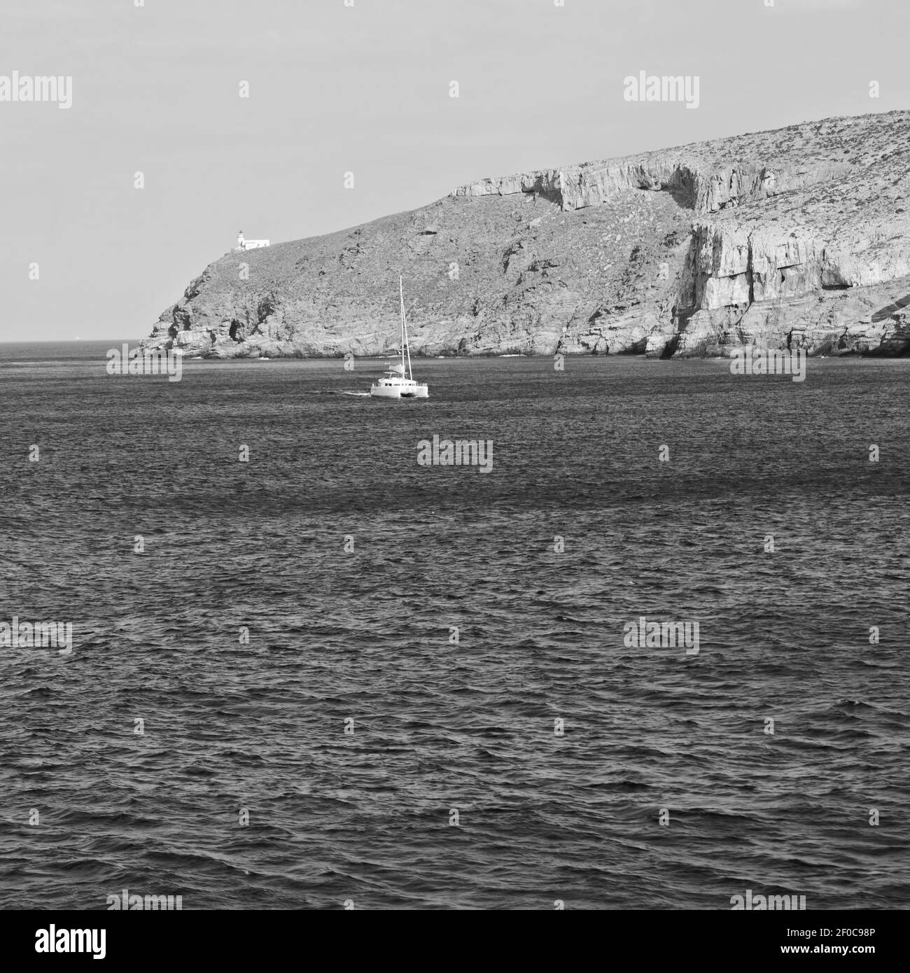 Voile près de la colline et des rochers sur la plage d'été à europe grèce île de santorin Banque D'Images