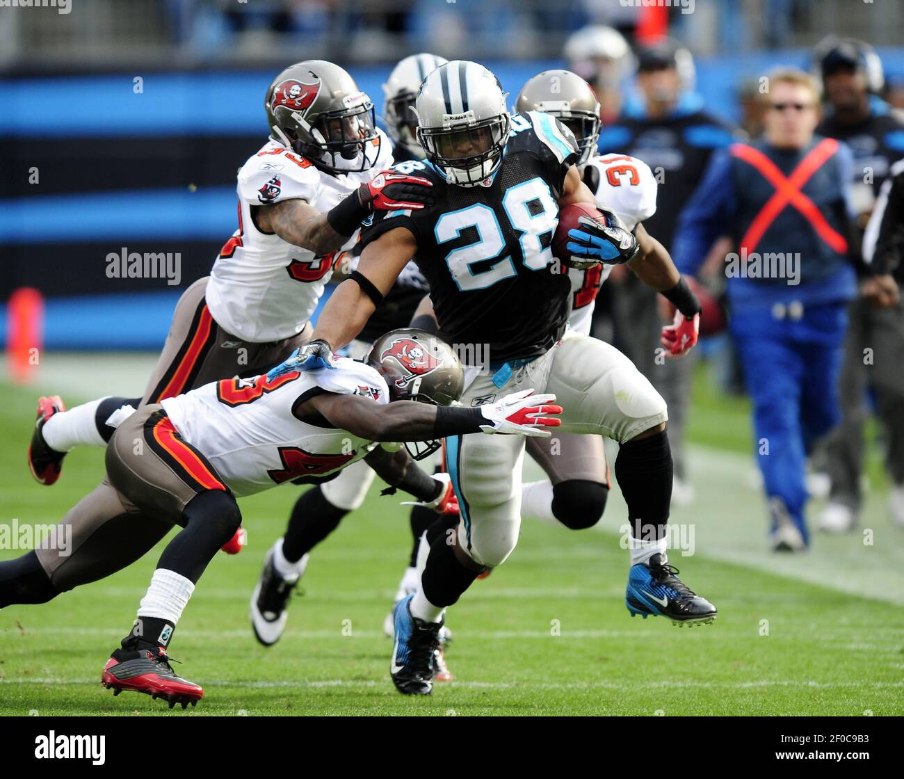 Jonathan Stewart (28) de Carolina Panthers fait glisser les défenseurs des Buccaneers de Tampa Bay pendant le deuxième trimestre alors que les Carolina Panthers affrontent les Buccaneers de Tampa Bay au stade Bank of America le 24 décembre 2011 à Charlotte, en Caroline du Nord. (Photo de David T. Foster III/Charlotte observer/MCT/Sipa USA) Banque D'Images