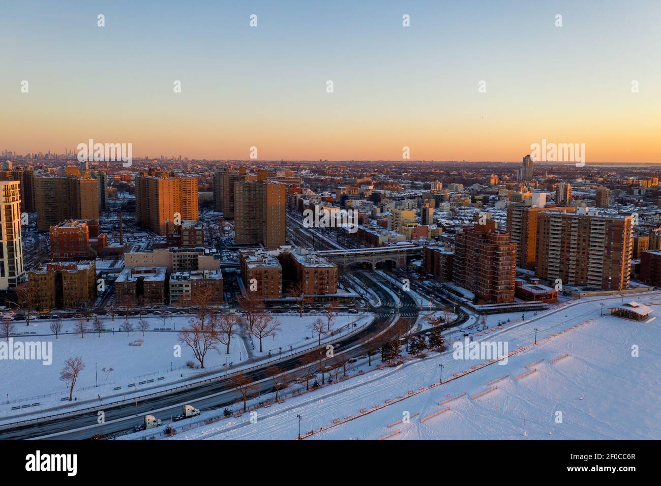 Vue aérienne d'une plage enneigée de Coney Island Beach pendant l'hiver au lever du soleil à Brooklyn, New York. Banque D'Images