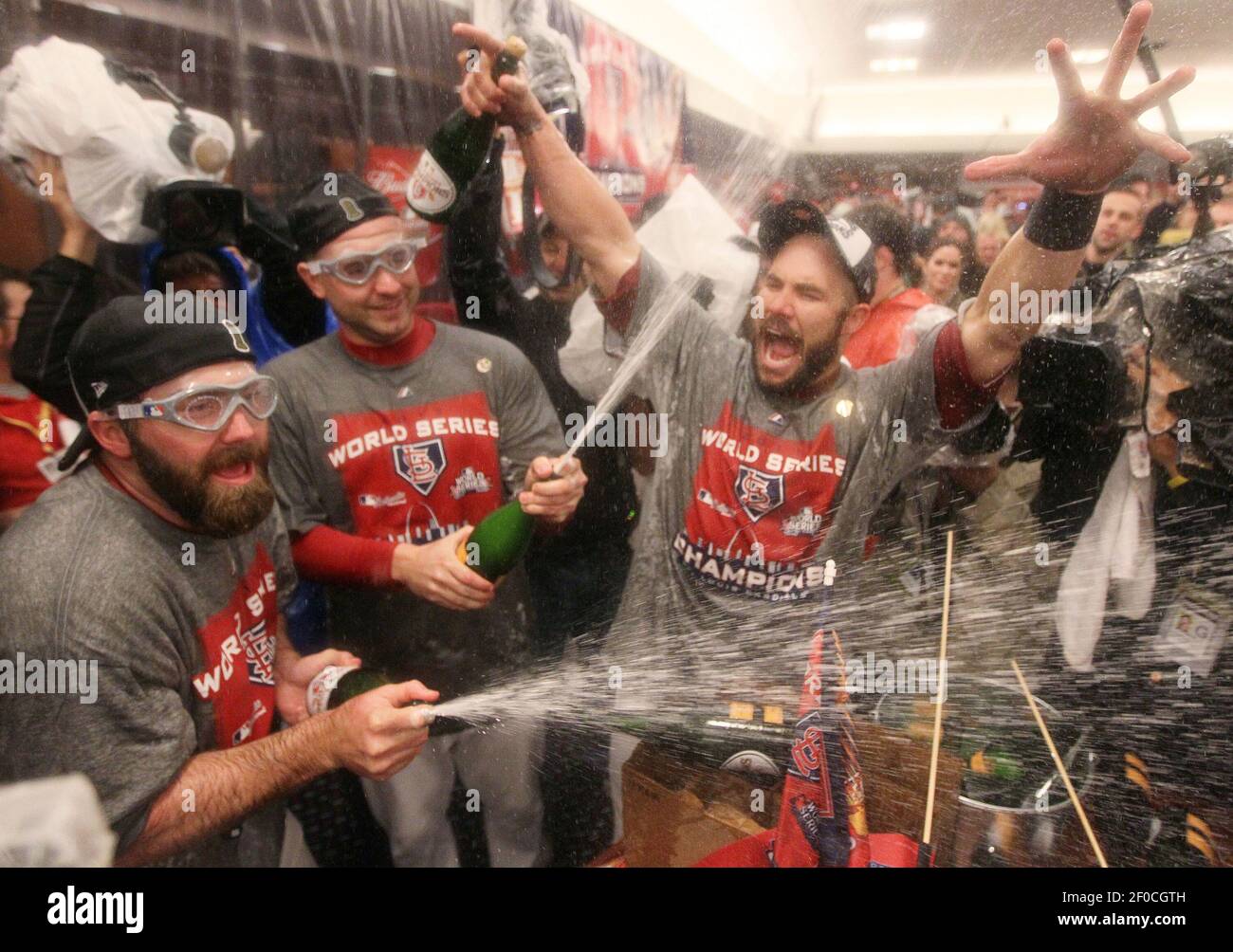 Jason Motte, Marc Rzepczynski et Skip Schumaker des Cardinals de St. Louis célèbrent dans le pavillon après avoir battu les Texas Rangers, 6-2, dans le jeu 7 de la série mondiale au stade Busch de St. Louis, Missouri, le vendredi 28 octobre 2011. (Photo de Chris Lee/St. Louis Post-Dispatch/MCT/Sipa USA) Banque D'Images