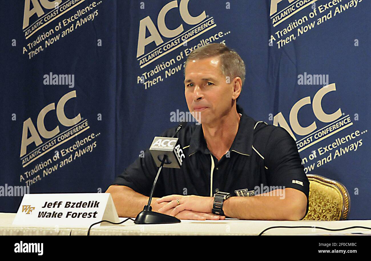 Jeff Bzdelik, entraîneur de basket-ball de Wake Forest, s'entretient avec les médias lors d'un événement de basketball de l'opération ACC au Ritz-Carlton de Charlotte, en Caroline du Nord, le mercredi 19 octobre 2011. (Photo de T. Ortega gaines/Charlotte observer/MCT/Sipa USA) Banque D'Images