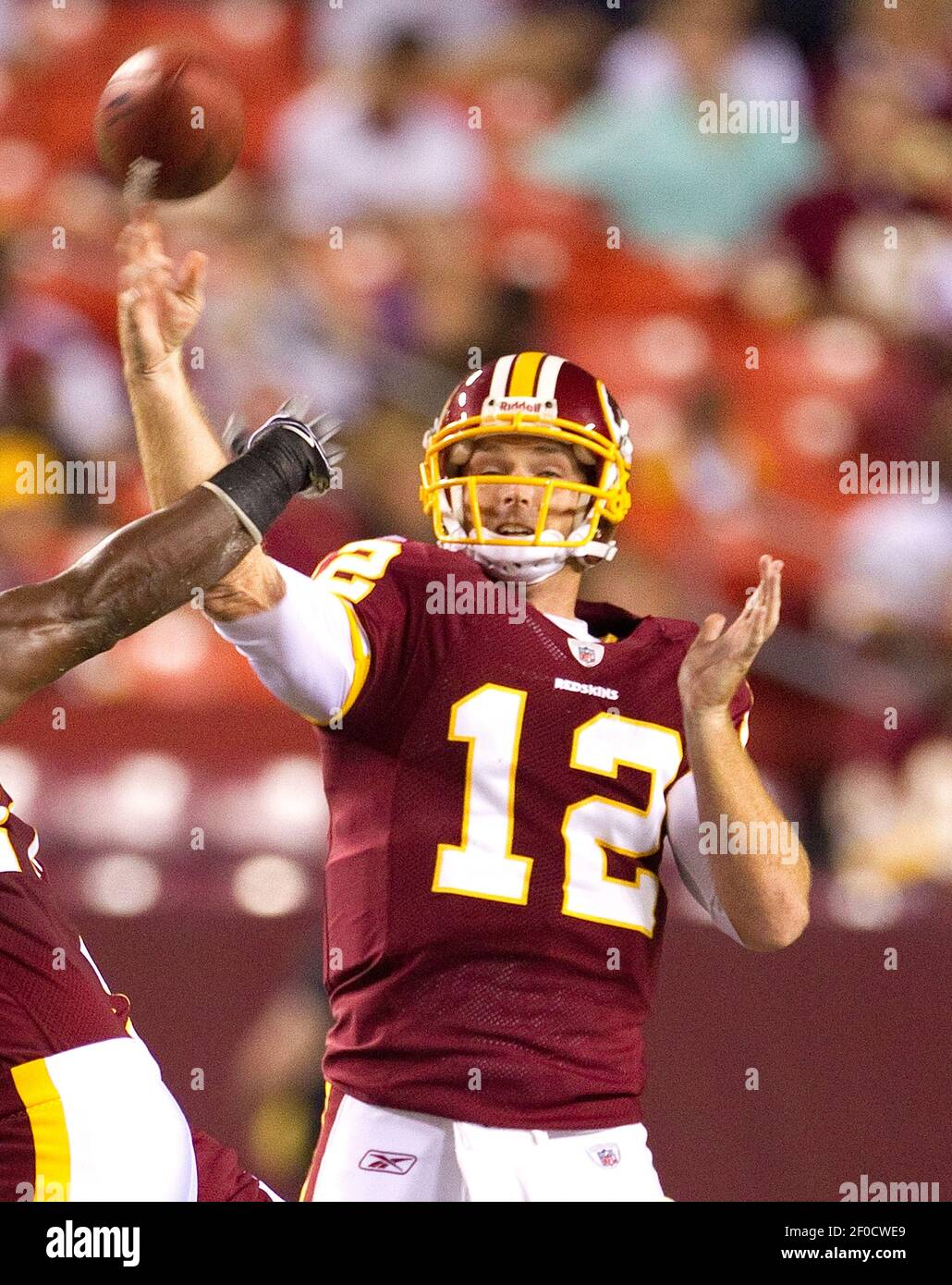 Le quarterback de Washington Redskins John Beck (12) passe contre les Tampa Bay Buccaneers pendant le premier trimestre de leur match de pré-saison au FedEx Field à Landover, MD, le jeudi 1er septembre 2011. (Photo de Harry E. Walker/MCT/Sipa USA) Banque D'Images
