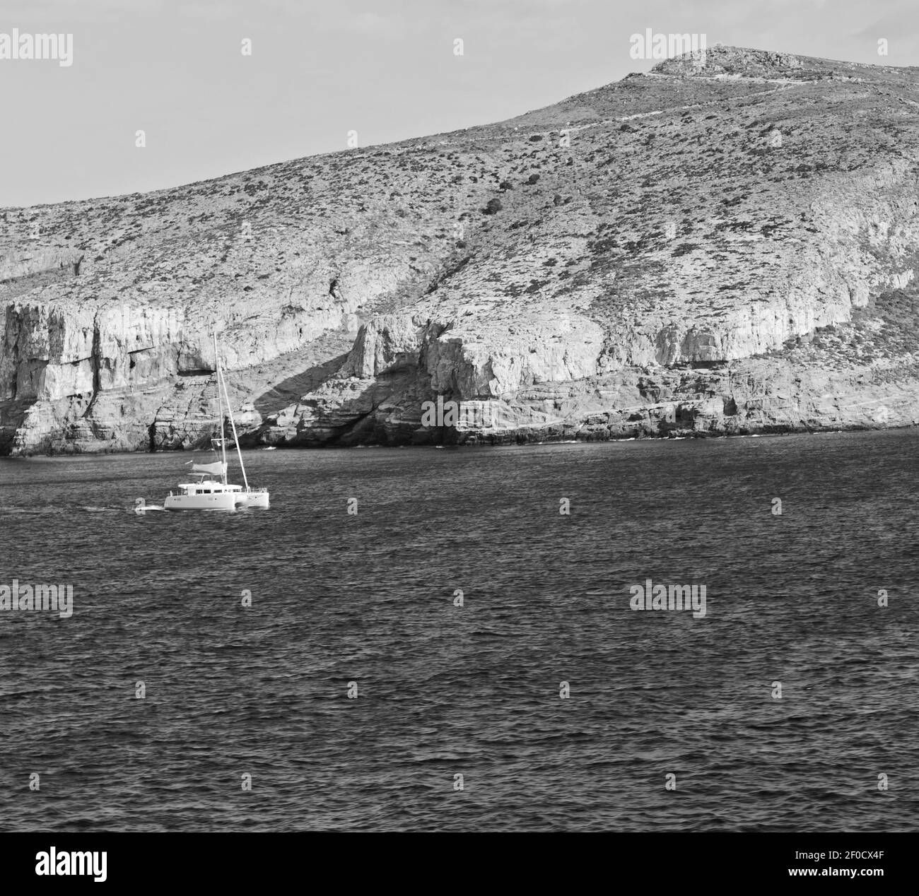 Voile près de la colline et des rochers sur la plage d'été à europe grèce île de santorin Banque D'Images