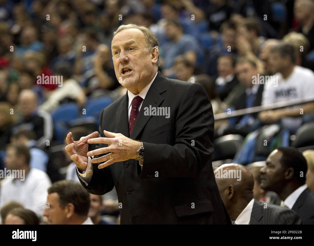 Rick Adelman, entraîneur-chef des Timberwolves du Minnesota, s'est enfermé du banc lors du match contre le tonnerre d'Oklahoma City au Target Center de Minneapolis, au Minnesota, le lundi 26 décembre 2011. Le tonnerre battit les Timberwolves, 104-100. (Photo de Renee Jones Schneider/Minneapolis Star Tribune/MCT/Sipa USA) Banque D'Images