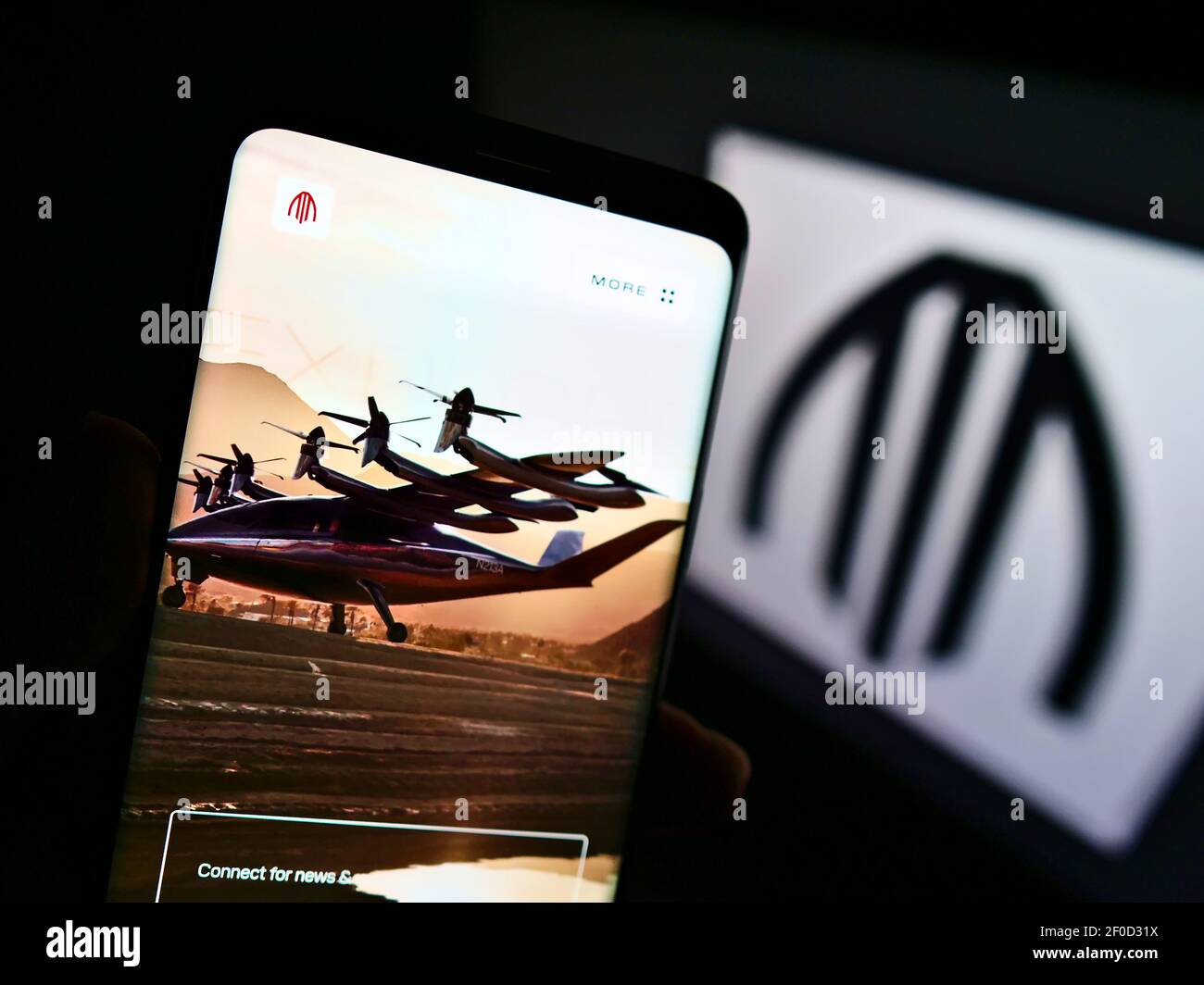 Personne tenant un téléphone portable avec la page Web d'affaires de la compagnie de taxi aérien américaine Archer Aviation à l'écran devant le logo. Concentrez-vous sur le centre de l'écran du téléphone. Banque D'Images