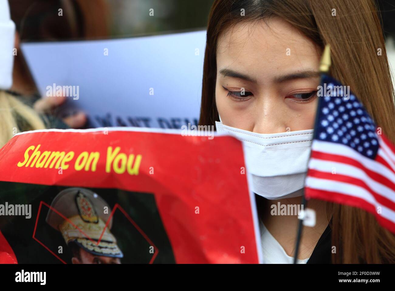 Taipri, Taipei, Taïwan. 7 mars 2021. Un résident birman à Taiwan détient un drapeau national américain lors d'une congrégation contre le coup d'État militaire au Myanmar près de l'Institut américain à Taiwan. L’assemblée, avec la participation de dizaines de Birmans, a pour objectif de demander l’aide du gouvernement américain pour l’escalade de la violence et des meurtres au Myanmar et de demander aux forces militaires de démissionner. Crédit : Daniel CEng Shou-Yi/ZUMA Wire/Alay Live News Banque D'Images