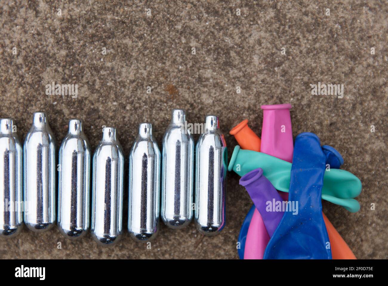 Ampoules métalliques d'oxyde nitreux ou gaz riant usage récréatif de drogues Banque D'Images
