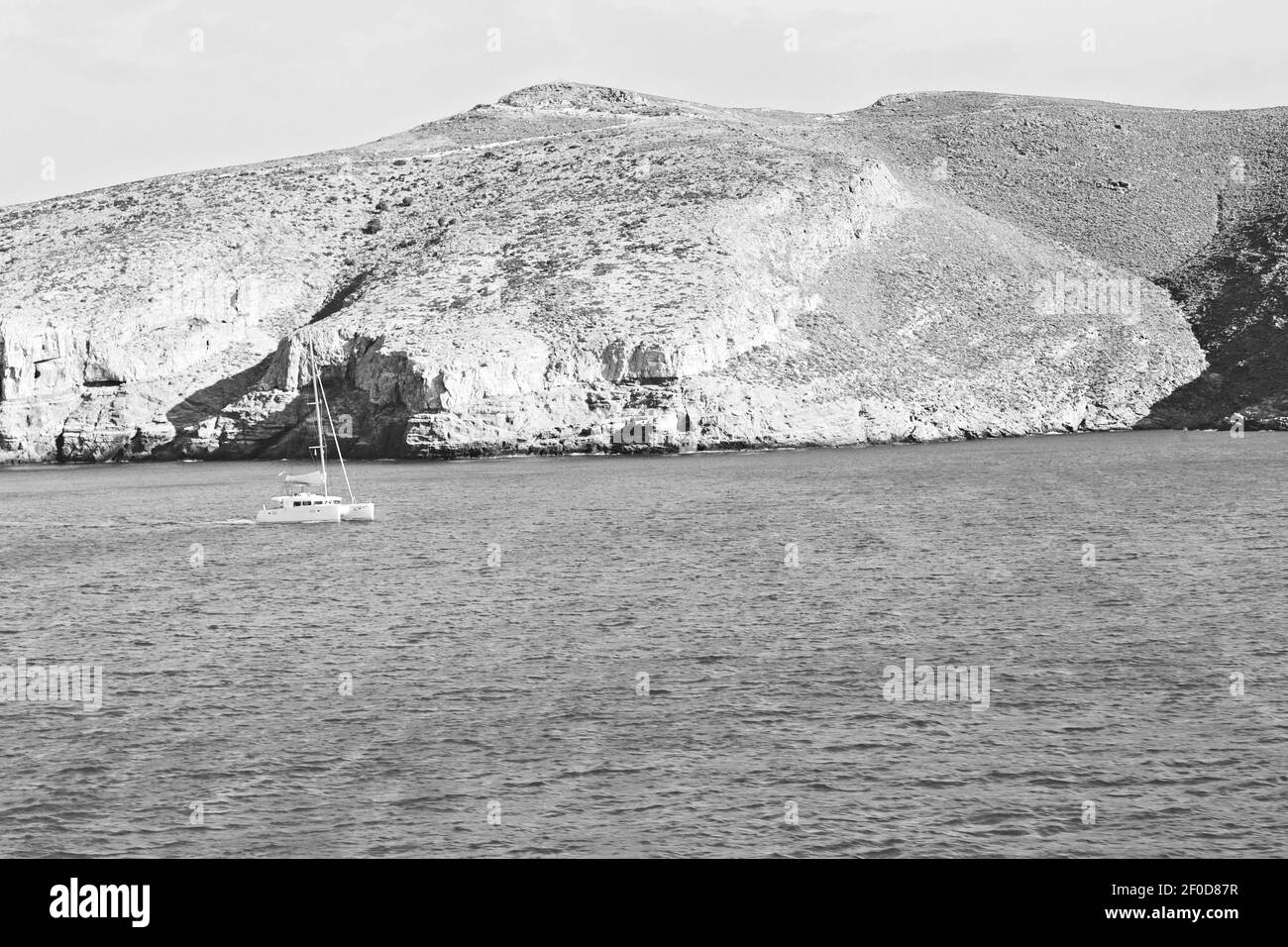 Voile près de la colline et des rochers sur la plage d'été à europe grèce île de santorin Banque D'Images