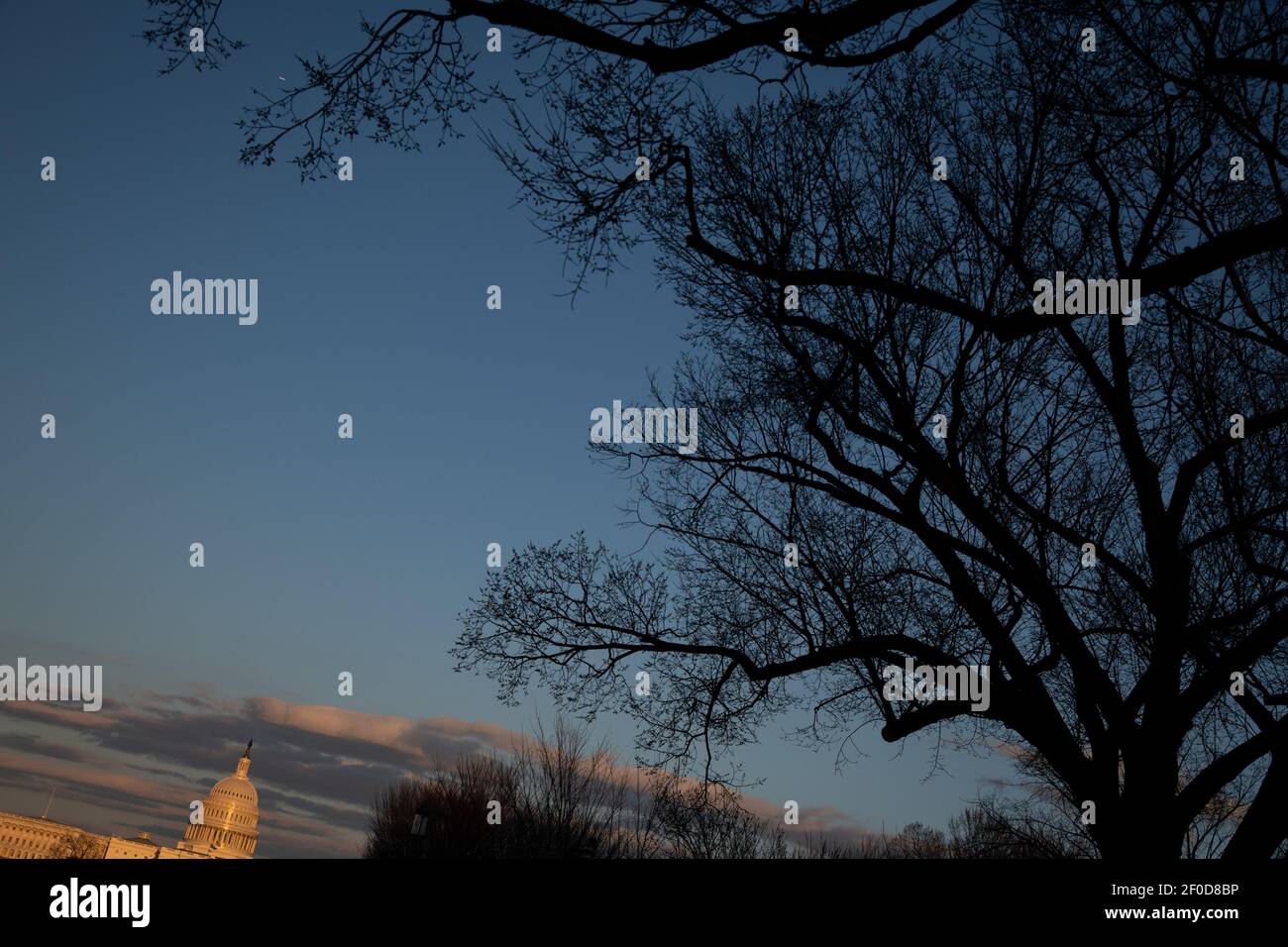 Washington, États-Unis. 06e mars 2021. Le bâtiment du Capitole des États-Unis au coucher du soleil à Washington, DC, le samedi 6 mars 2021, au milieu de la pandémie du coronavirus. Le Sénat a adopté le projet de loi d'allègement de la COVID de 1.9 billions de dollars du président Biden, avec quelques modifications à la version précédente de la Chambre plus tôt aujourd'hui, après de multiples sessions de fin de soirée et d'intenses négociations cette semaine. (Graeme Sloan/Sipa USA) Credit: SIPA USA/Alay Live News Banque D'Images